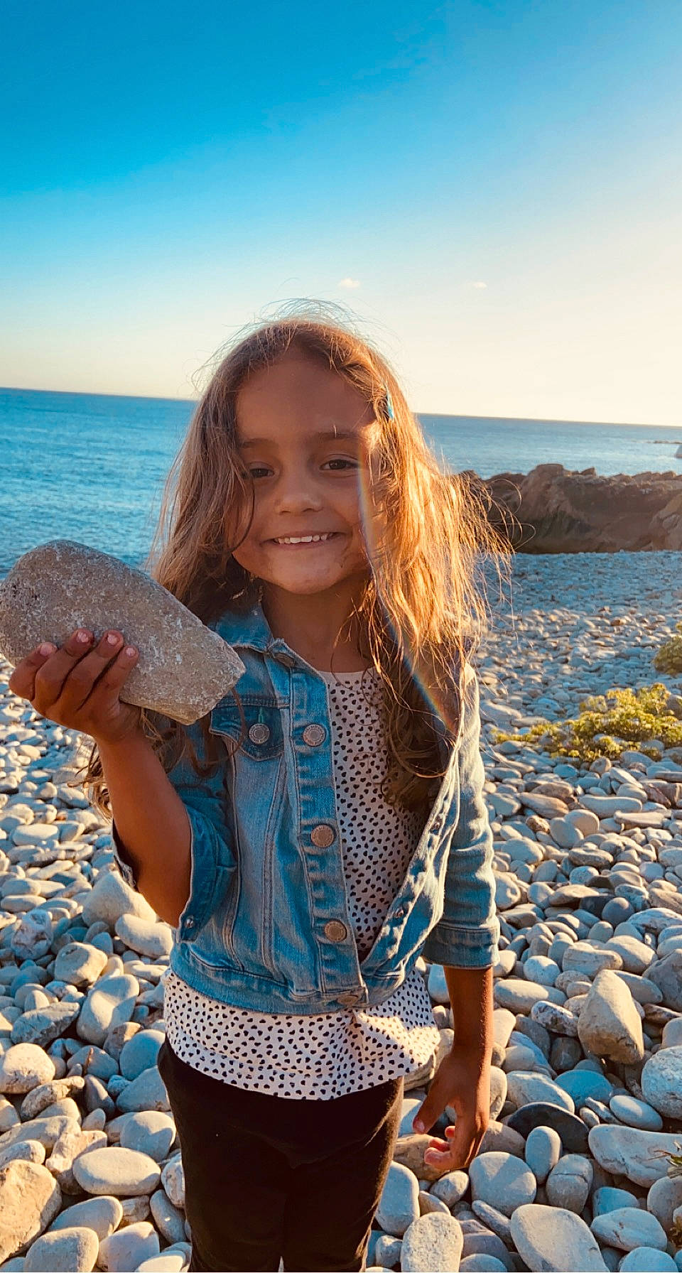 Léyna participe au concours pour gagner de l'argent avec cette photo : azure, beach, beauty, blue, coastal_and_oceanic_landforms, electric_blue, fun, hairstyle, happy, joy, people_in_nature, person, photograph, shore, sky, smile, standing, summer, sunlight, travel