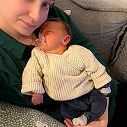 Noé a rejoint le concours — aidez-le/la à gagner de superbes lots ! baby, adult, woman, sleeping, couch, knit_sweater, pacifier, blanket, cushion, indoor, holding, resting, cozy, comfort, person, portrait, home, relaxation, child, love