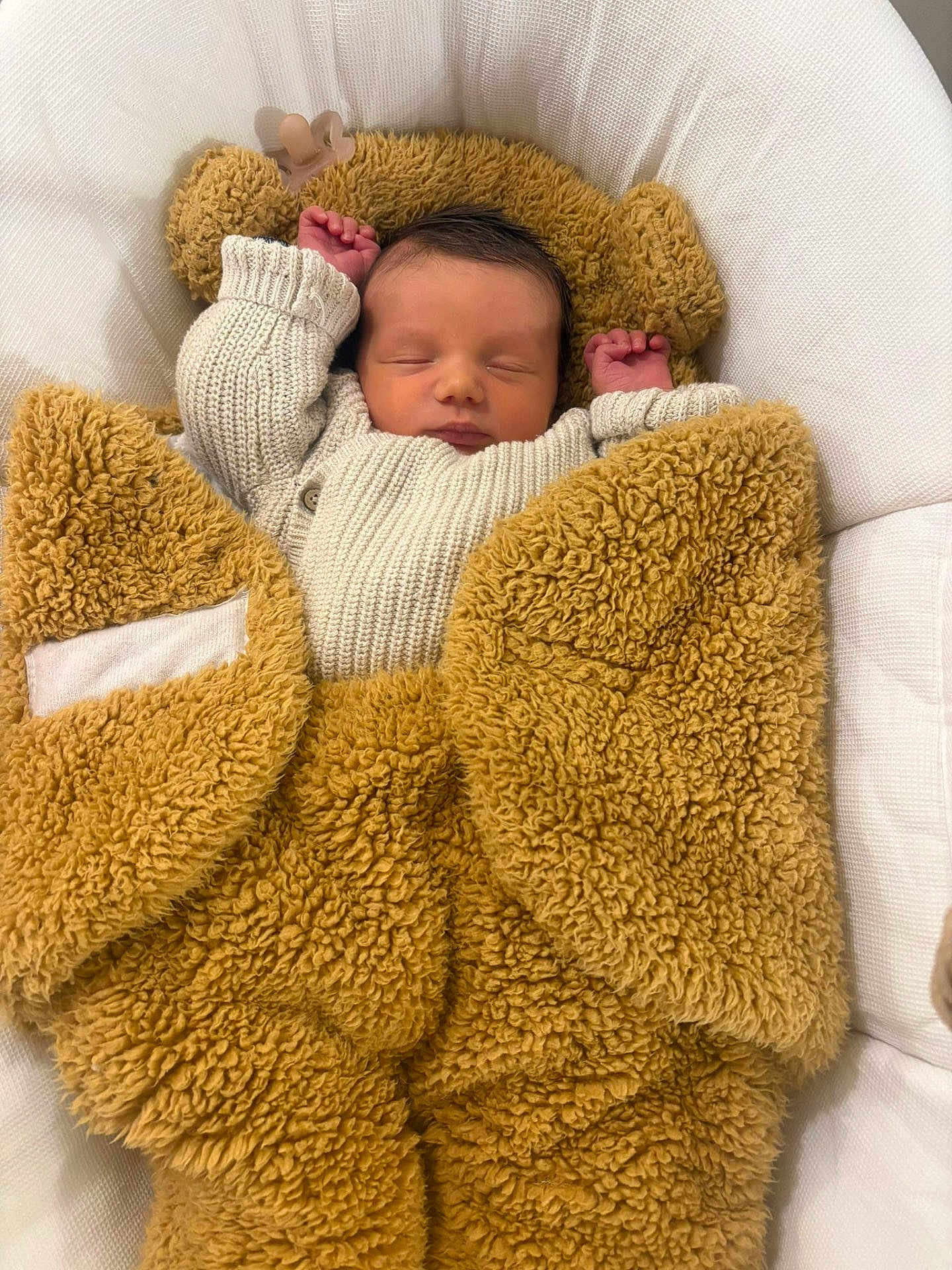 Noé a rejoint le concours — aidez-le/la à gagner de superbes lots ! newborn, baby, sleeping, blanket, teddy_bear, cozy, white, cushion, knit_sweater, infant, cute, resting, soft, warm, child, peaceful, portrait, indoors, comfort, small