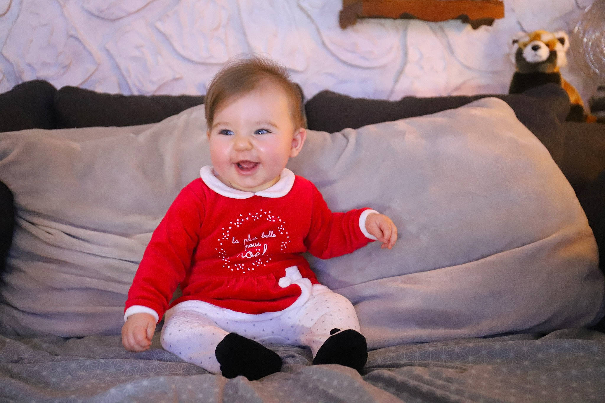 Lyana participe au concours pour gagner de l'argent avec cette photo : baby, child, family, fun, furniture, people, person, room, sitting, smile, toddler