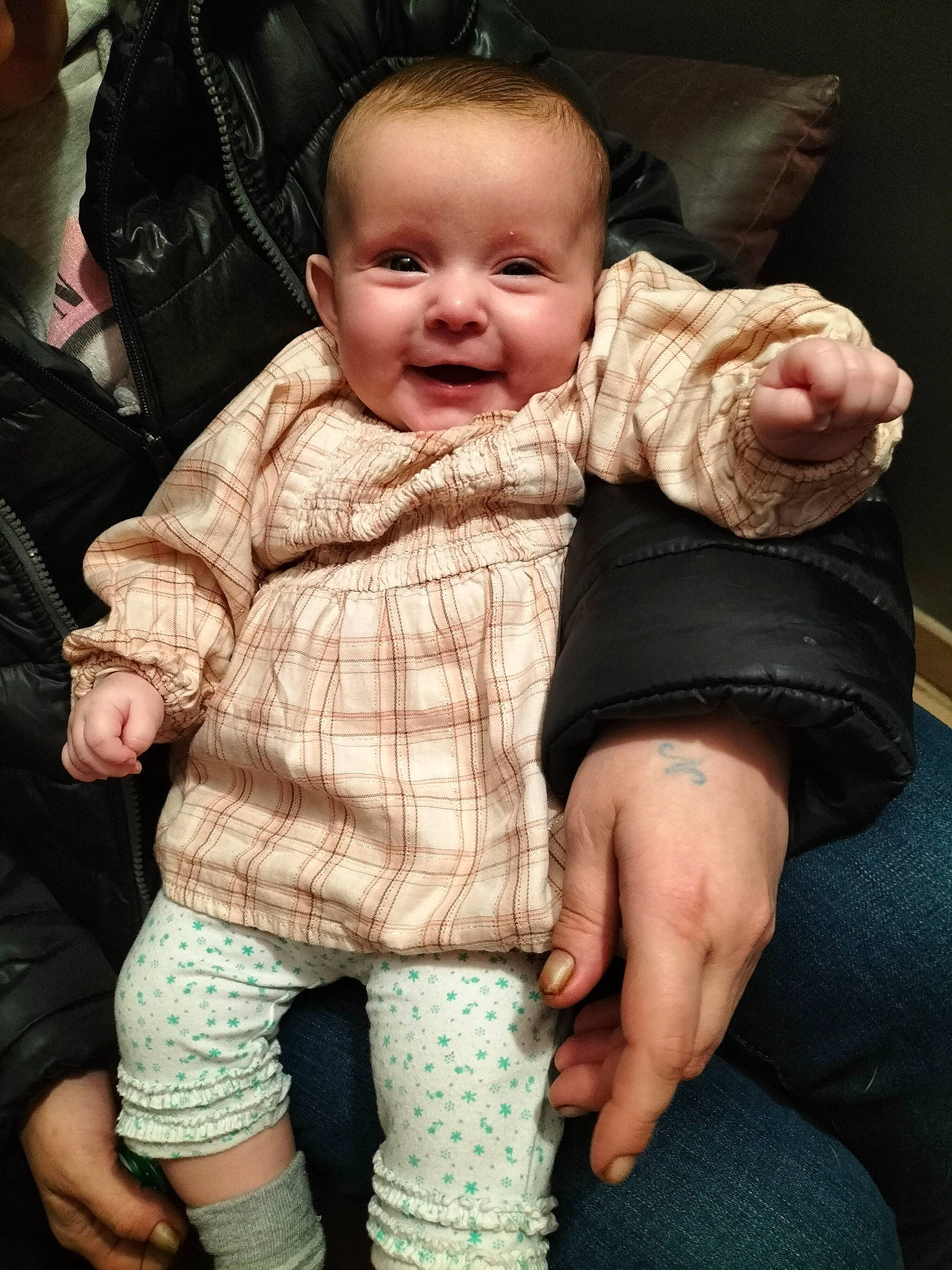 Lola a rejoint le concours — aidez-le/la à gagner de superbes lots ! baby, baby_toddler_clothing, cheek, eye, facial_expression, finger, fun, gesture, hairstyle, happy, head, human, human_body, iris, person, product, skin, sleeve, smile, thumb