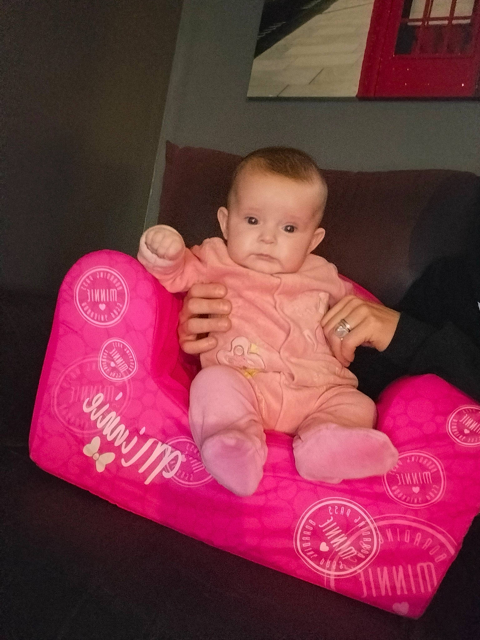 Lola participe au concours pour gagner de l'argent avec cette photo : arm, baby, baby_toddler_clothing, cheek, comfort, facial_expression, finger, flooring, hand, happy, human, human_body, lap, leg, mammal, person, pink, skin, textile, thumb