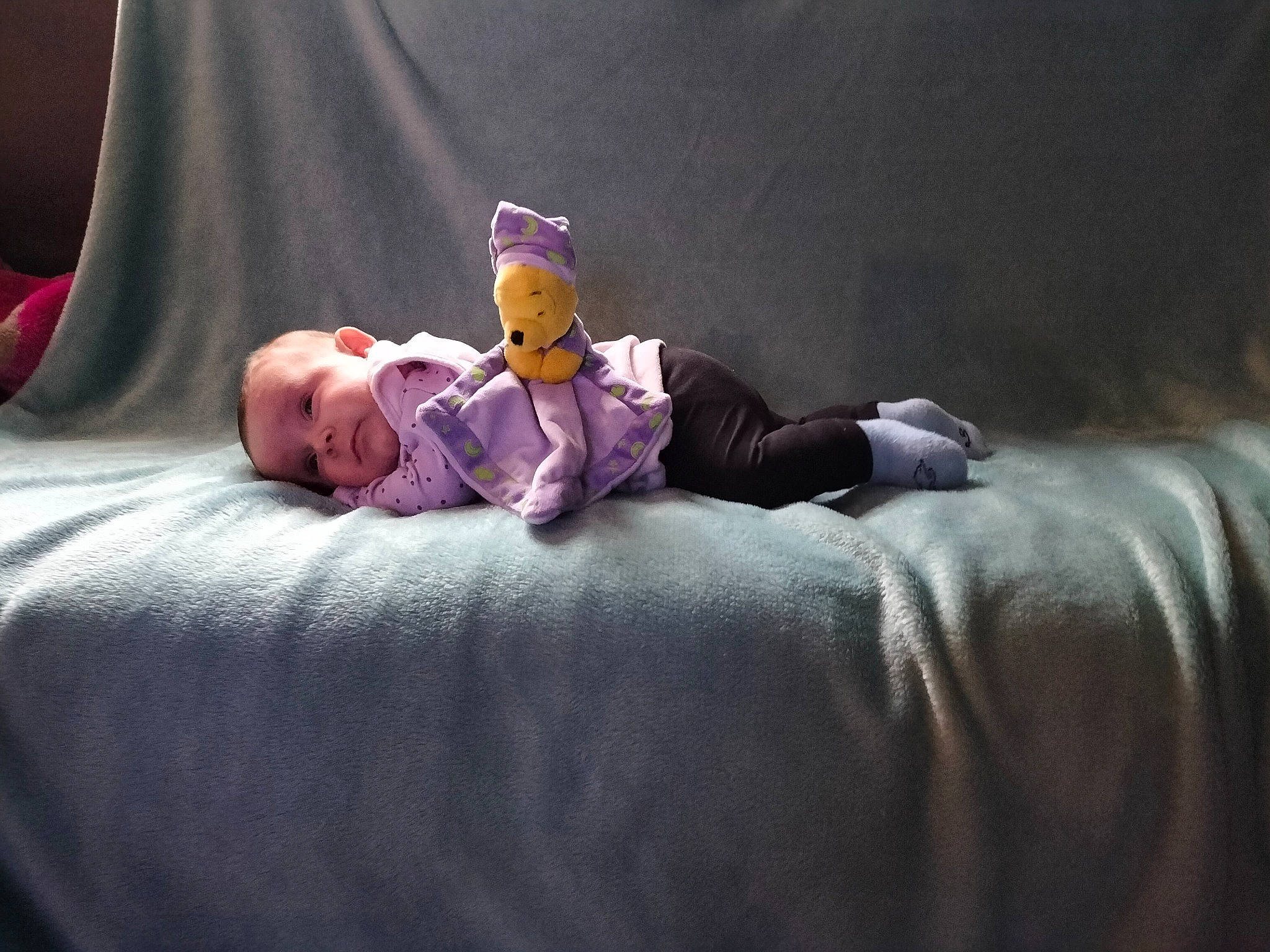 Lola participe au concours pour gagner de l'argent avec cette photo : baby, bedding, child, comfort, darkness, flash_photography, flooring, fun, grass, grey, hat, leg, linens, magenta, night, person, purple, room, sitting, throw_pillow