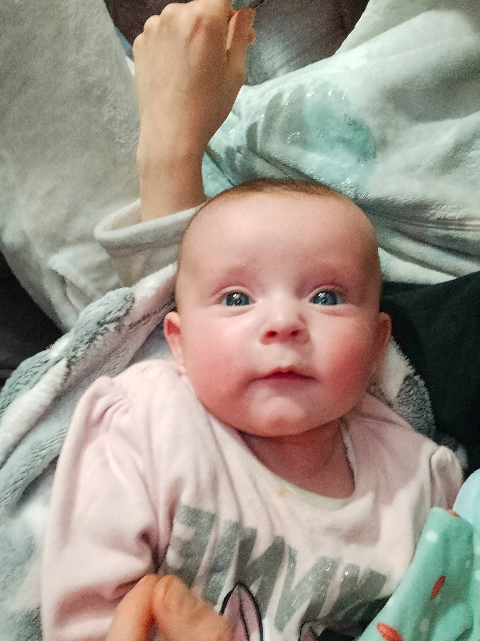 Lola participe au concours pour gagner de l'argent avec cette photo : baby, baby_toddler_clothing, cheek, chin, comfort, eye, eyebrow, eyelash, finger, gesture, hand, happy, head, iris, lip, mouth, nose, person, skin, sleeve