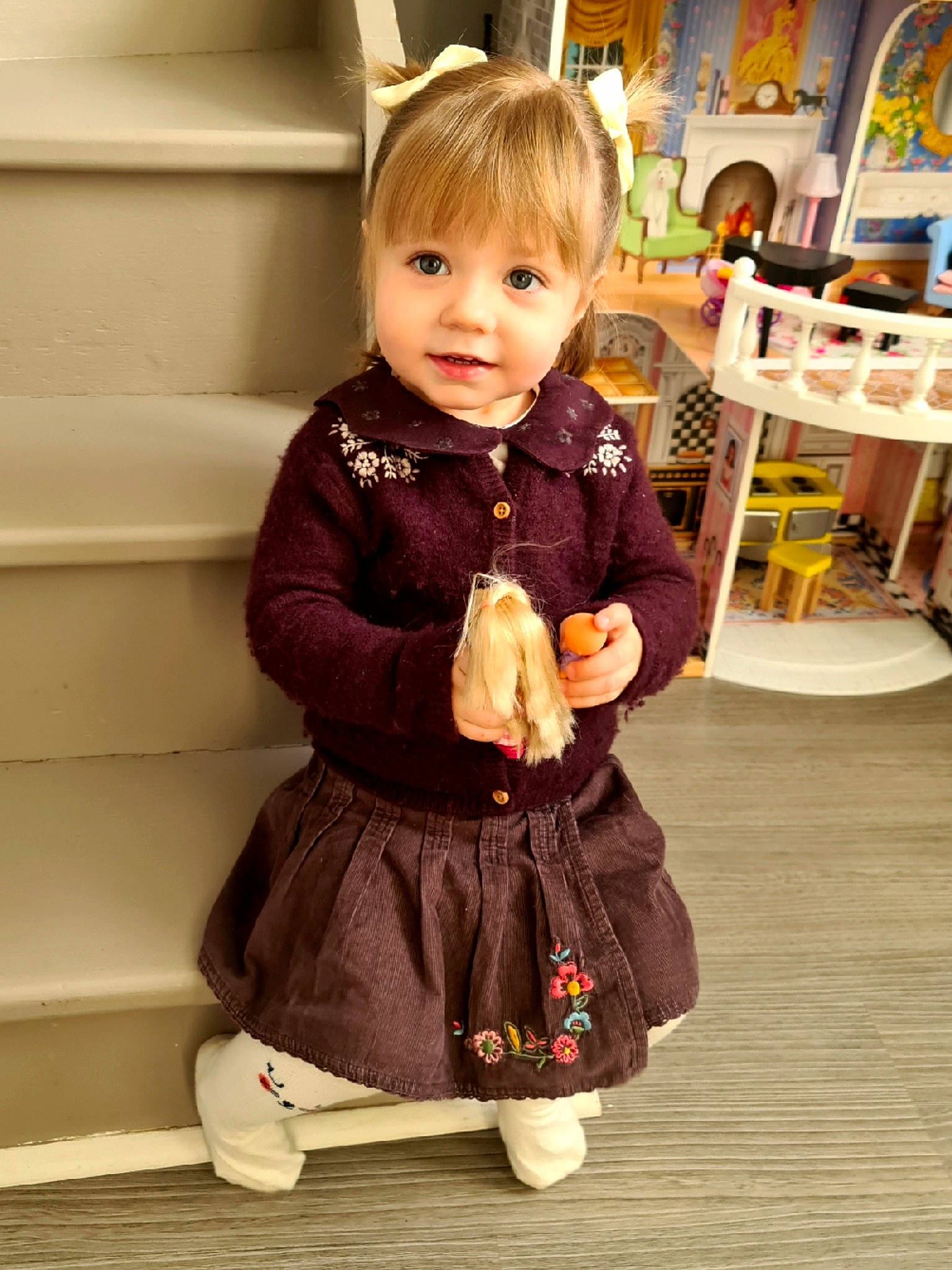 Julia participe au concours pour gagner de l'argent avec cette photo : baby_toddler_clothing, cheek, child, day_dress, fashion_design, flooring, fun, fur, hardwood, human_leg, knee, pattern, person, room, sitting, skin, sleeve, sock, standing, toddler