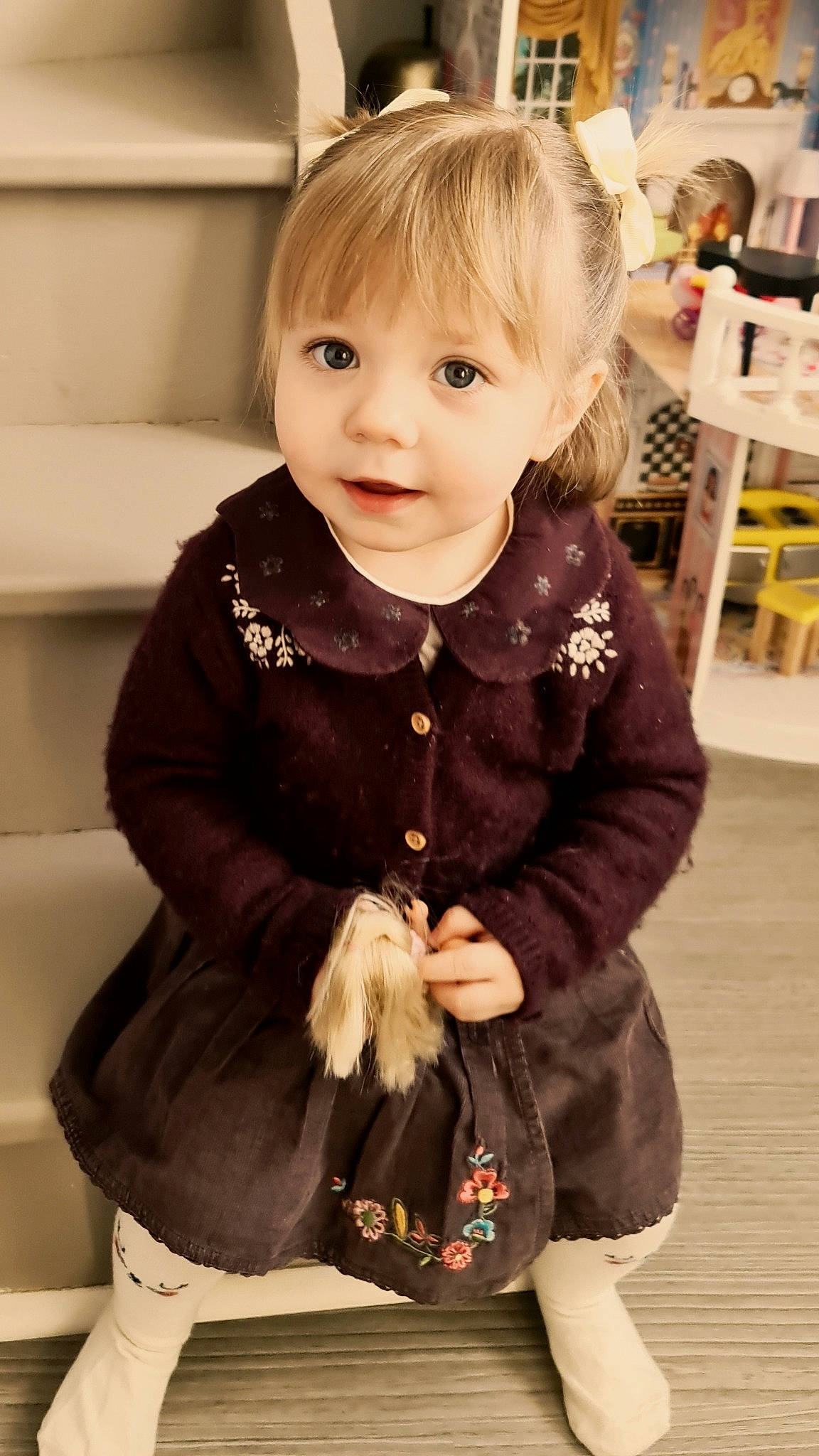 Julia participe au concours pour gagner de l'argent avec cette photo : baby, baby_toddler_clothing, cheek, child, face, fashion_accessory, flooring, fur, happy, iris, jewellery, necklace, pattern, person, sitting, skin, sleeve, smile, toddler, winter