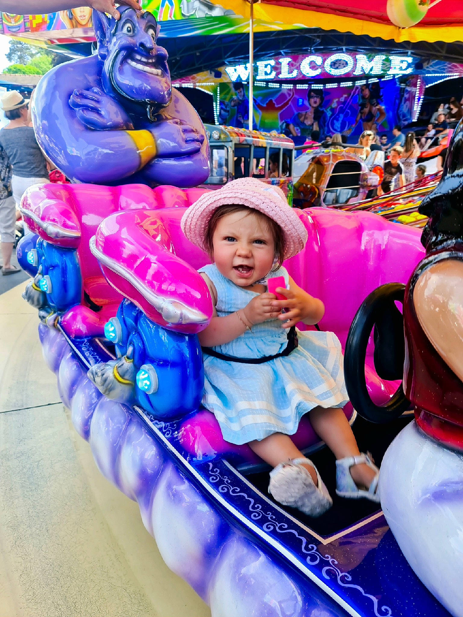Julia a rejoint le concours — aidez-le/la à gagner de superbes lots ! amusement_ride, baby_toddler_clothing, blue, child, city, event, fun, happy, hat, headwear, leisure, magenta, nonbuilding_structure, person, photograph, pink, playground, purple, recreation, snapshot