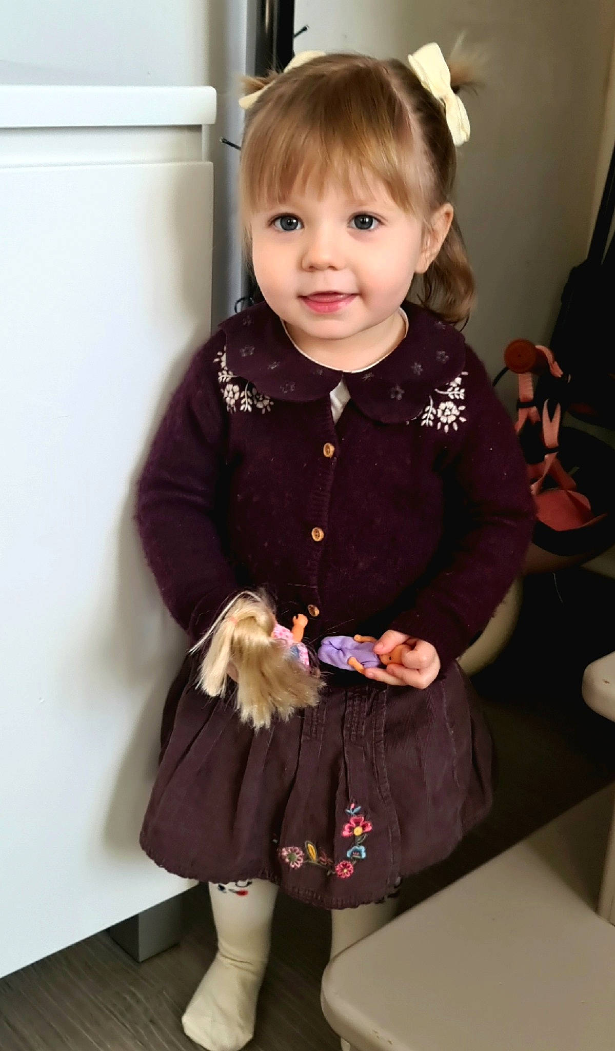 Julia a rejoint le concours — aidez-le/la à gagner de superbes lots ! baby_toddler_clothing, blazer, cheek, child, clothing, collar, dress, embellishment, face, fashion_accessory, happy, knee, neck, pattern, person, pink, skin, sleeve, smile, thigh