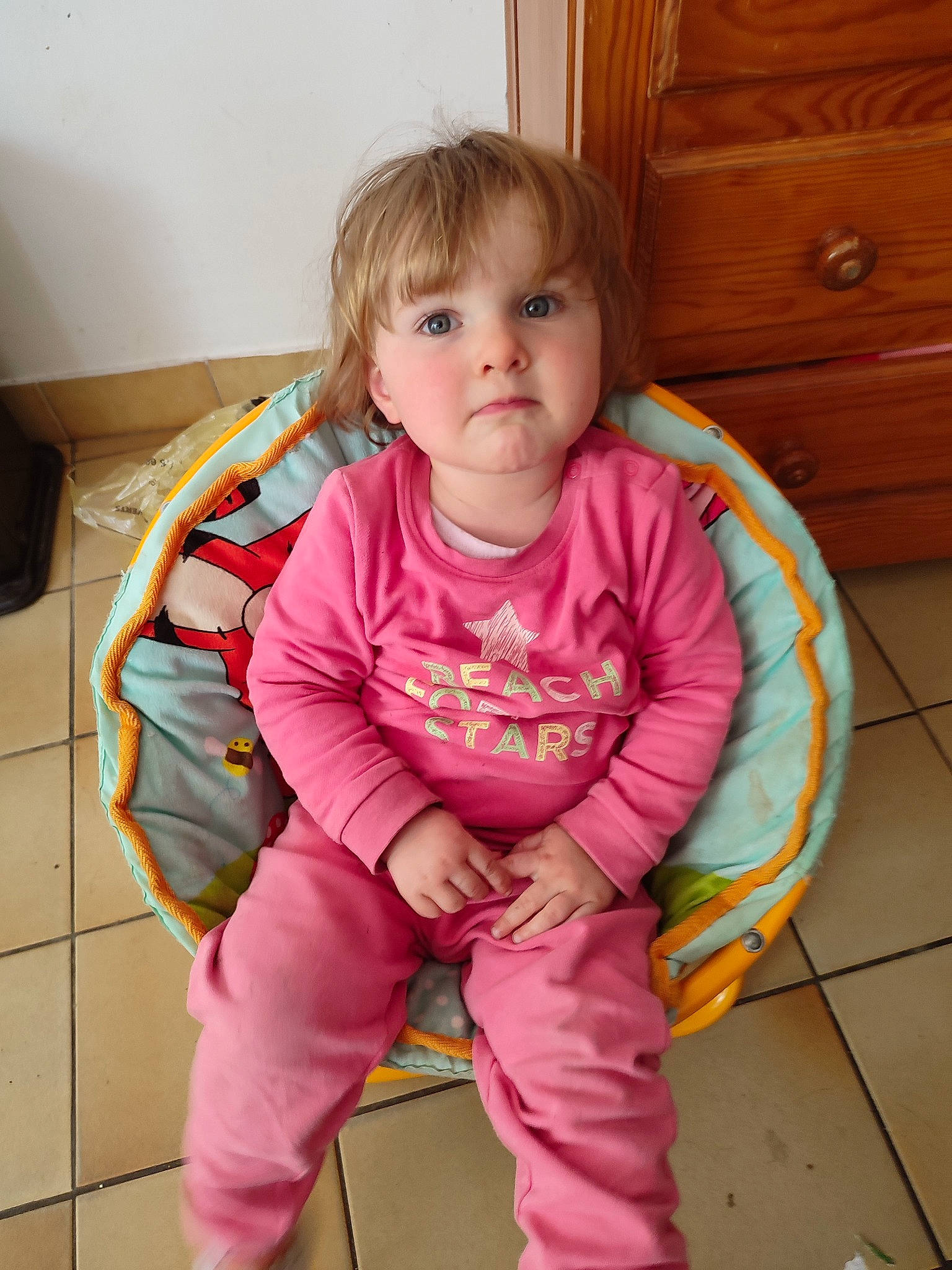 Thaïs participe au concours pour gagner de l'argent avec cette photo : baby, baby_toddler_clothing, cabinetry, cheek, child, comfort, drawer, dresser, flooring, fun, hardwood, leg, magenta, person, pink, sitting, skin, sleeve, standing, toddler