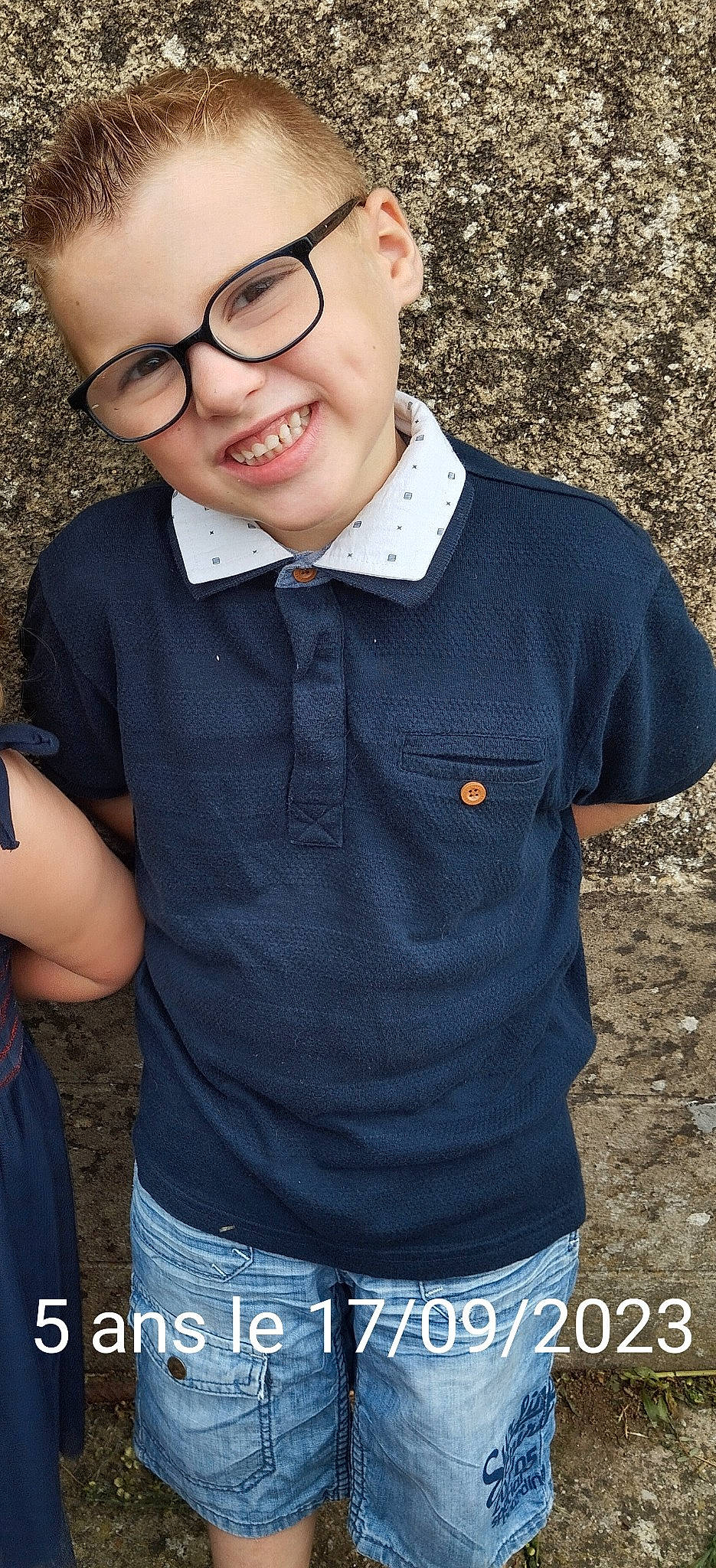 Kenzo participe au concours pour gagner de l'argent avec cette photo : chin, clothing, collar, cool, dress_shirt, electric_blue, eyewear, flash_photography, formal_wear, gesture, glasses, happy, joy, lip, neck, person, photograph, sleeve, smile, t_shirt