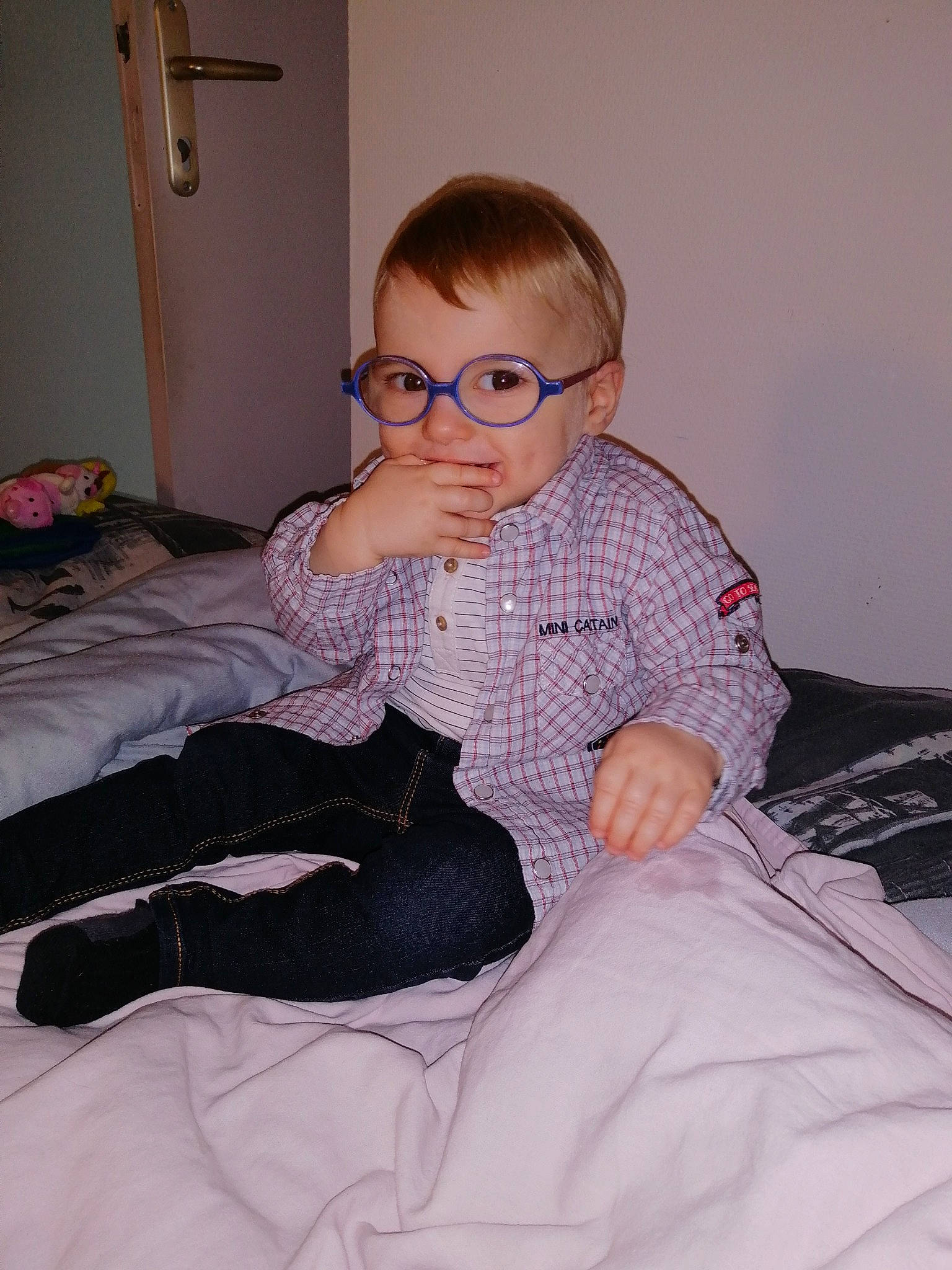 Kenzo participe au concours pour gagner de l'argent avec cette photo : baby, child, ear, electronic_device, eyewear, glasses, joy, leg, person, sitting, toddler, vision_care