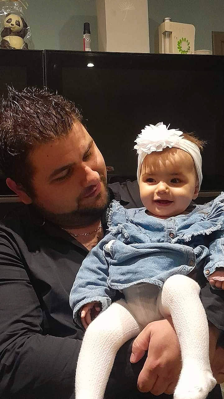 Kiara a rejoint le concours — aidez-le/la à gagner de superbes lots ! baby, baby_toddler_clothing, cheek, child, comfort, event, family, flash_photography, fun, happy, headpiece, iris, jewellery, joy, lap, person, room, sitting, skin, smile