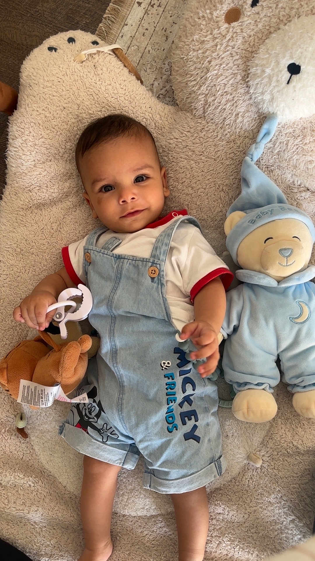 Eden participe au concours pour gagner de l'argent avec cette photo : baby, child, infant, toddler, plush_toy, stuffed_animal, mickey_mouse, overalls, clothing, smiling, face, cute, soft_toys, bedroom, blanket, carpet, indoor, playtime, comfort, happy