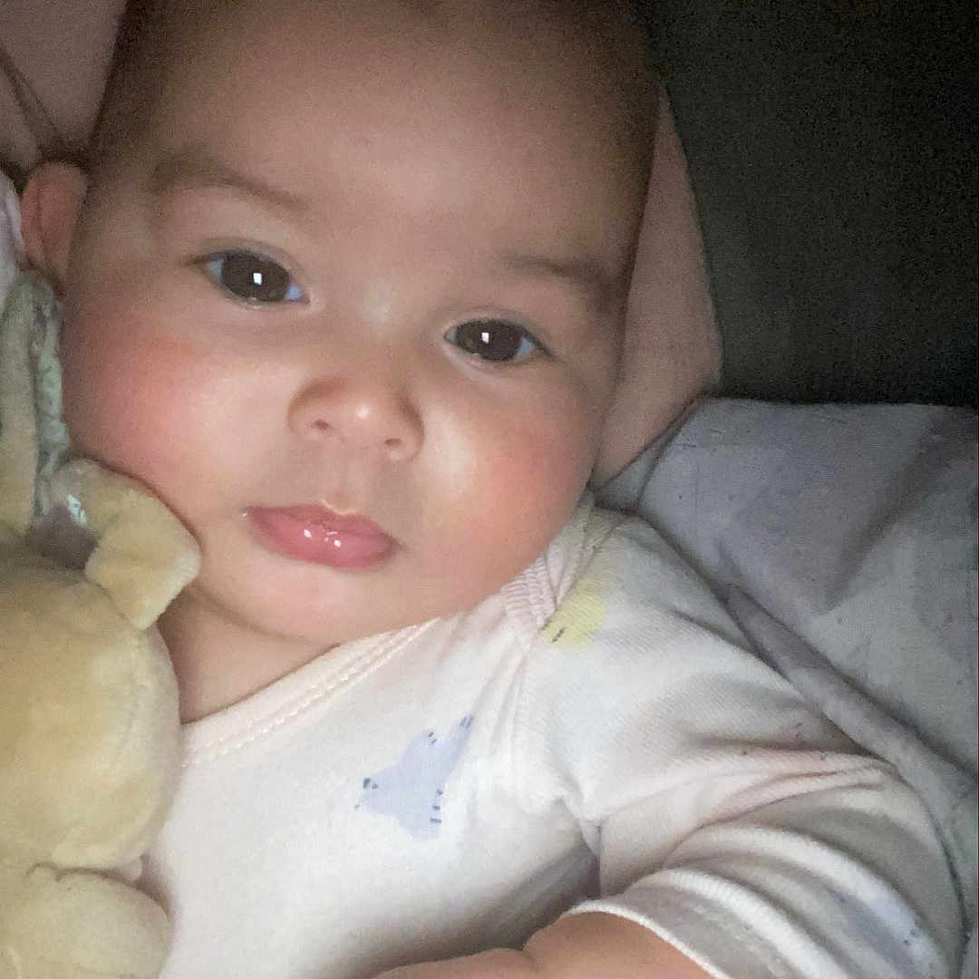 Isadora Sousa participe au concours pour gagner de l'argent avec cette photo : baby, blanket, child, closeup, comfort, cozy, cuddling, cute, expression, face, hand, indoors, infant, portrait, resting, skin, sleepwear, soft_toy, stuffed_animal, warm