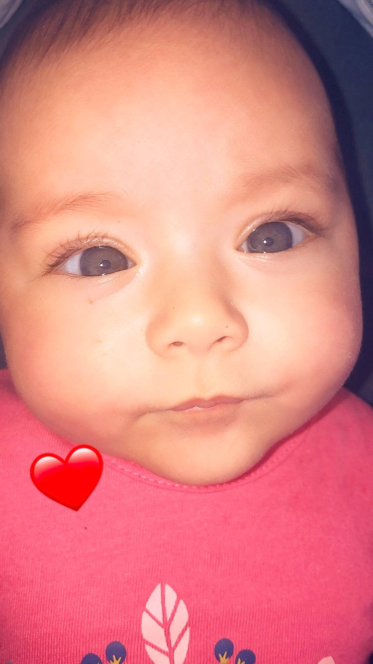 Mélina participe au concours pour gagner de l'argent avec cette photo : baby, baby_toddler_clothing, cheek, chin, eyebrow, eyelash, facial_expression, finger, forehead, gesture, hair, hairstyle, iris, lip, mouth, nose, person, pink, red, skin