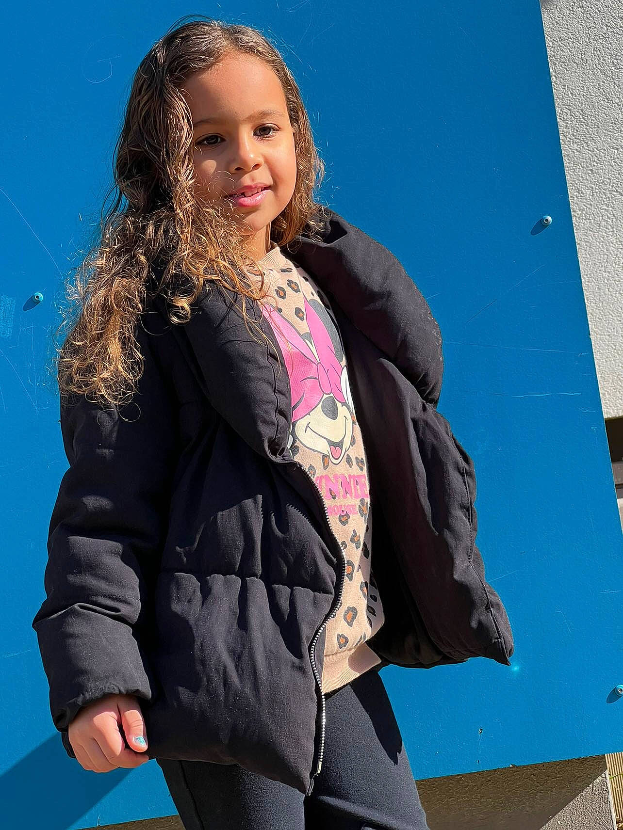 Ilyana participe au concours pour gagner de l'argent avec cette photo : blazer, blond, cool, denim, electric_blue, face, fashion_design, flash_photography, hair, hairstyle, happy, head, joy, long_hair, outerwear, person, shoulder, sleeve, smile, textile