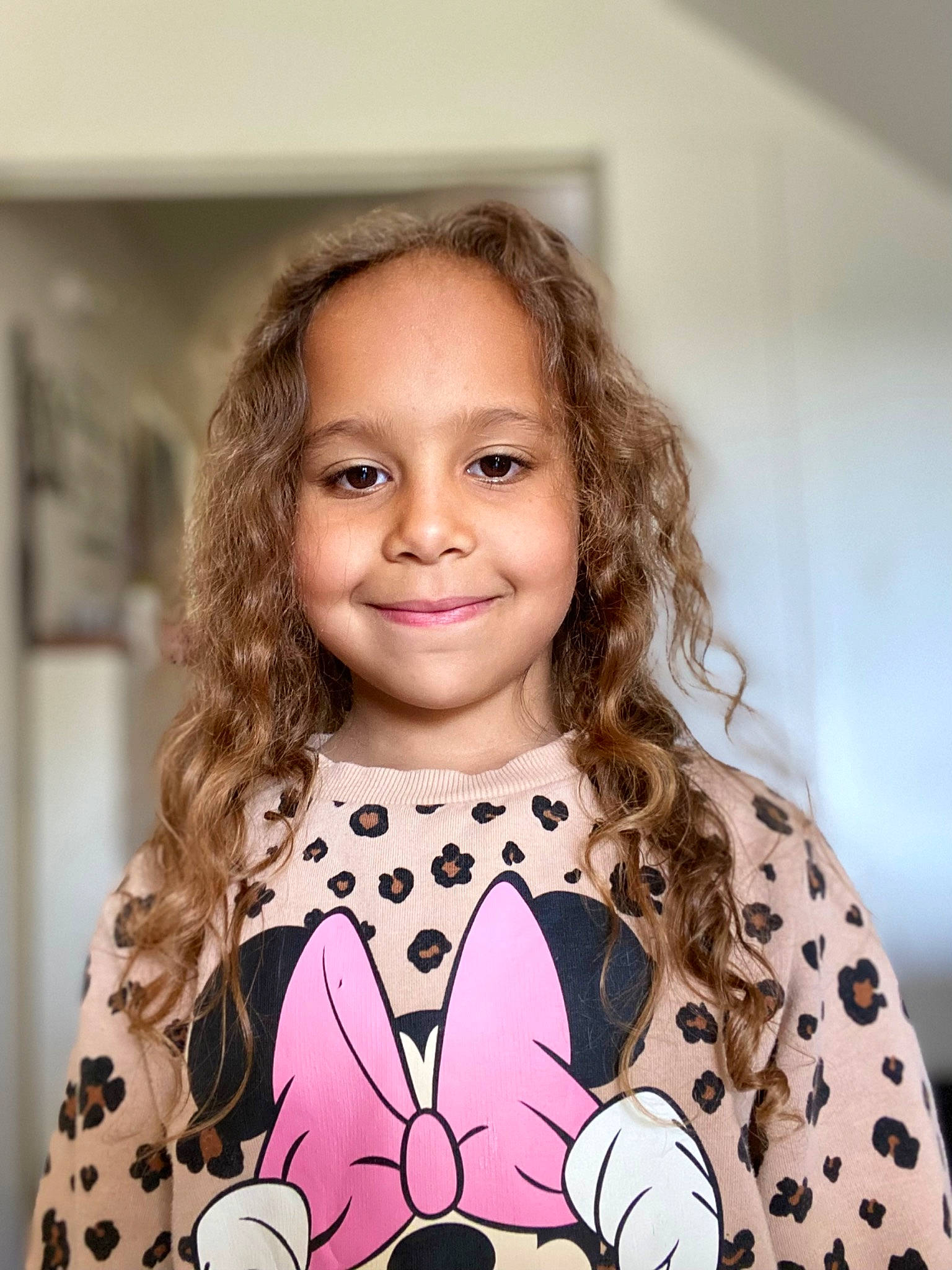 Ilyana participe au concours pour gagner de l'argent avec cette photo : baby_toddler_clothing, cheek, child, collar, dress_shirt, event, eyelash, fashion_accessory, fashion_design, formal_wear, happy, jewellery, joy, magenta, necklace, pattern, person, portrait_photography, sleeve, smile