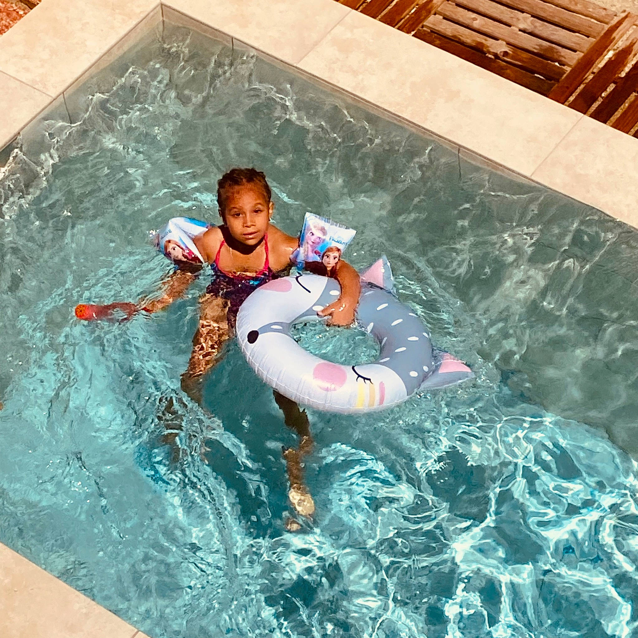 Ilyana participe au concours pour gagner de l'argent avec cette photo : bathing, child, fun, games, happy, jacuzzi, leisure, leisure_centre, nonbuilding_structure, outdoor_recreation, person, personal_protective_equipment, play, recreation, sports, swimming_pool, vacation, water, water_resources, wave