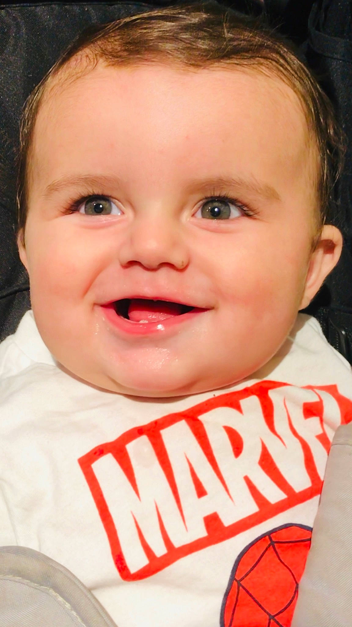 Aïden a rejoint le concours — aidez-le/la à gagner de superbes lots ! baby_toddler_clothing, cheek, chin, eyebrow, eyelash, facial_expression, flash_photography, forehead, fun, gesture, happy, iris, joy, lip, mouth, nose, person, skin, sleeve, smile