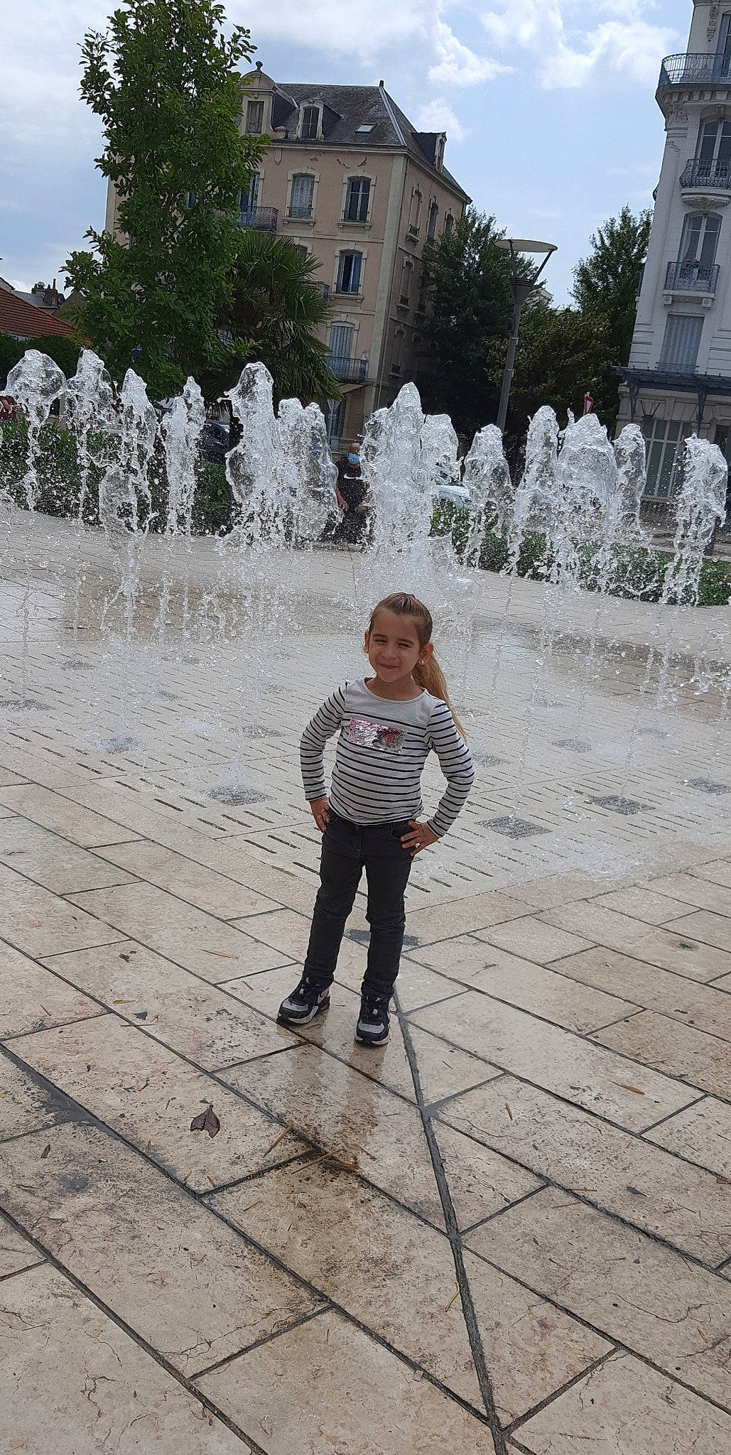 Alizé participe au concours pour gagner de l'argent avec cette photo : architecture, beauty, building, city, daytime, fountain, human_settlement, infrastructure, joy, leisure, line, morning, person, public_space, recreation, road_surface, sky, standing, tree, urban_area