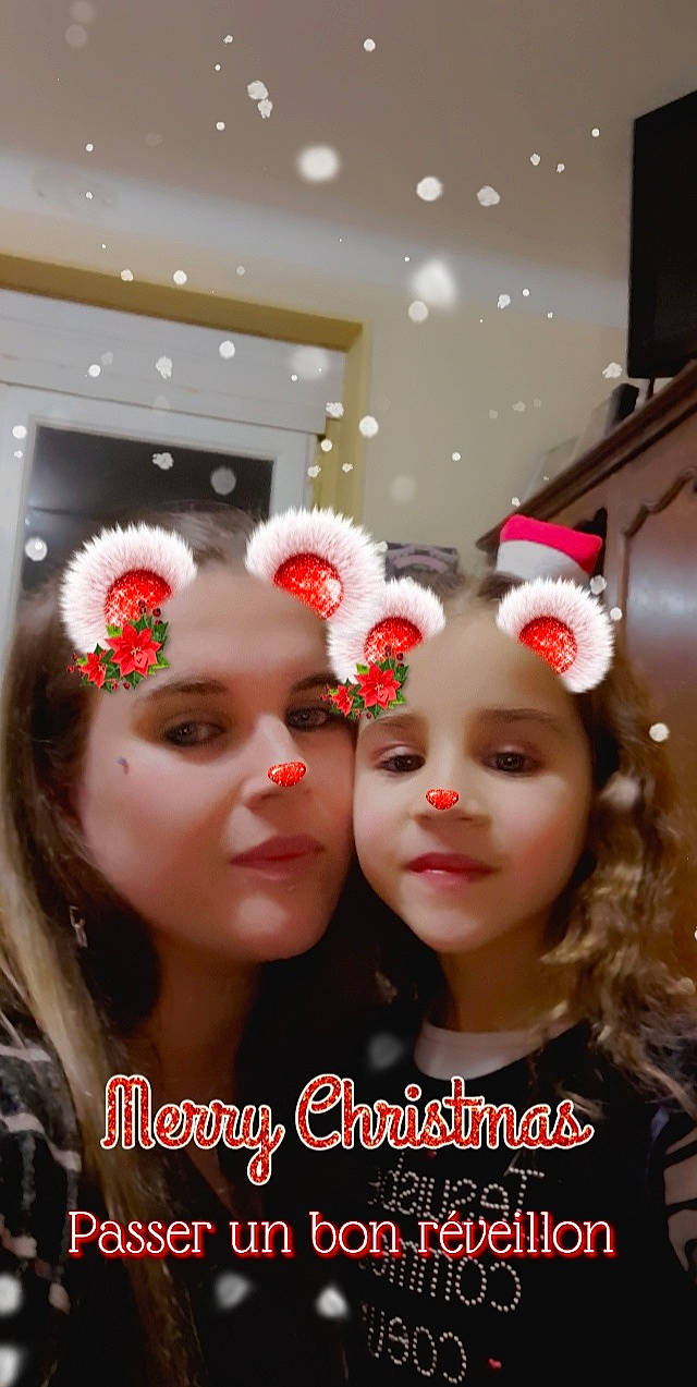 Alizé participe au concours pour gagner de l'argent avec cette photo : beauty, earrings, event, eyebrow, eyelash, facial_expression, fashion_accessory, fashion_design, fun, hair_accessory, happy, headgear, headpiece, headwear, jewellery, lip, lipstick, makeover, person, smile