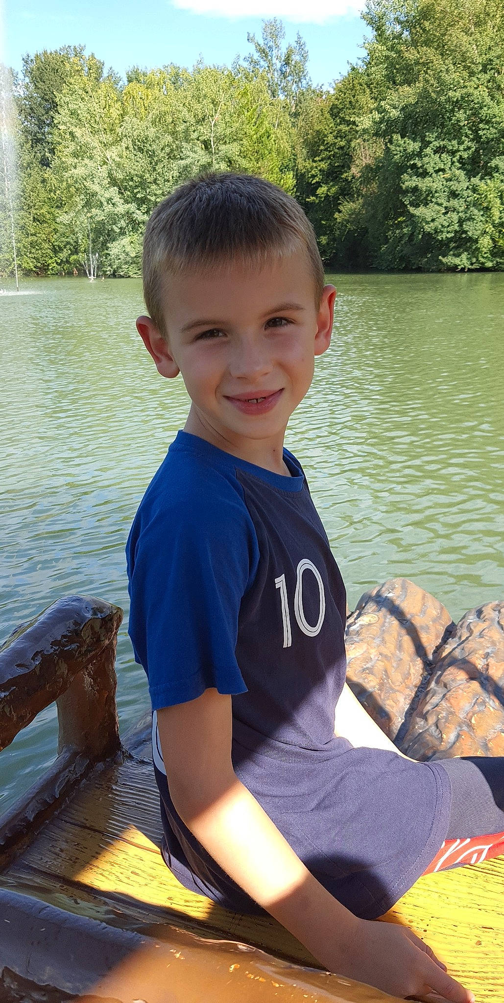 Adam participe au concours pour gagner de l'argent avec cette photo : boats_and_boating_equipment_and_supplies, cool, electric_blue, fun, grass, happy, joy, lake, leisure, muscle, person, recreation, sitting, smile, spring, summer, t_shirt, travel, tree, vacation