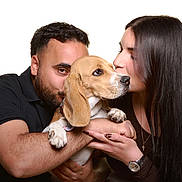 Aria a rejoint le concours — aidez-le/la à gagner de superbes lots ! man, woman, dog, beagle, pet, love, affection, portrait, studio, white_background, smile, embrace, kiss, watch, long_hair, black_shirt, casual, happy, hands, closeup