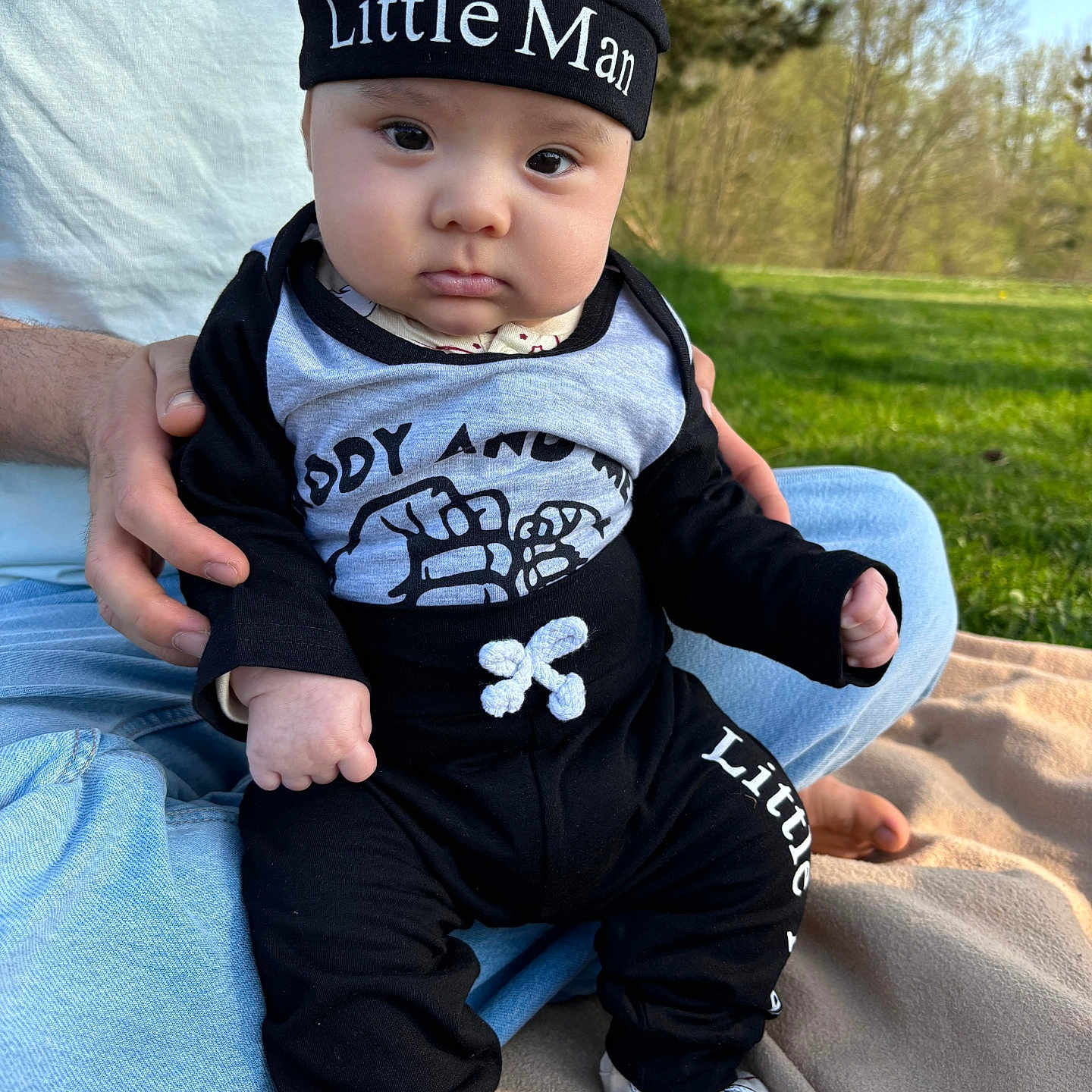 Ayan Akbar a rejoint le concours — aidez-le/la à gagner de superbes lots ! baby, blanket, child, clothing, cute, daylight, face, feet, grass, hands, hat, infant, jeans, nature, outdoor, person, portrait, shoes, sitting, young