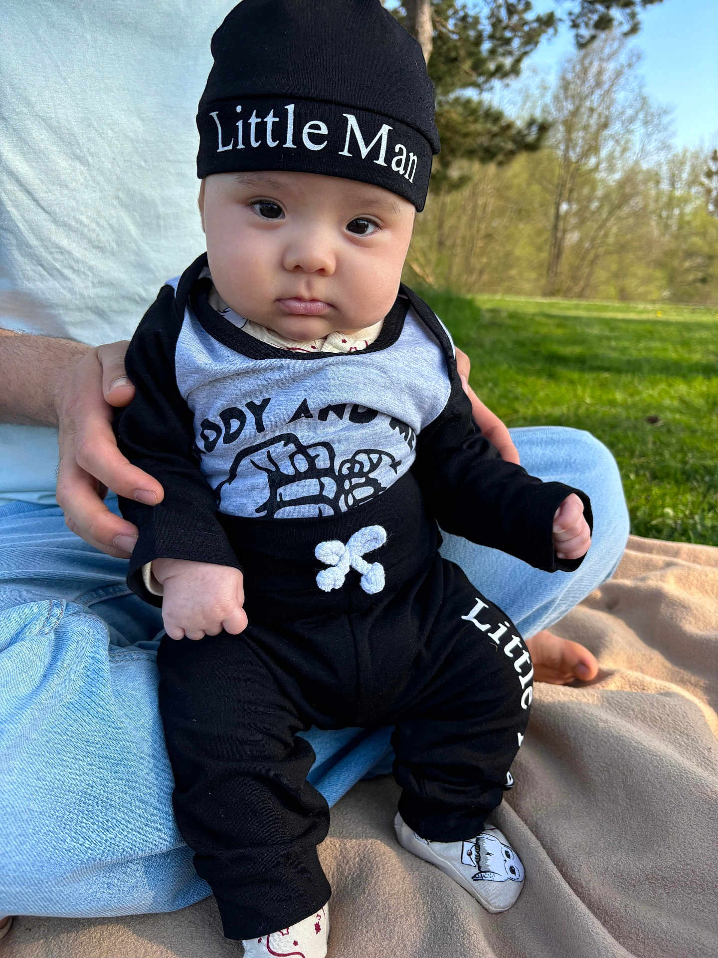 Ayan Akbar a rejoint le concours — aidez-le/la à gagner de superbes lots ! baby, child, infant, hat, clothing, outdoor, grass, person, sitting, cute, young, portrait, face, nature, daylight, hands, feet, shoes, jeans, blanket
