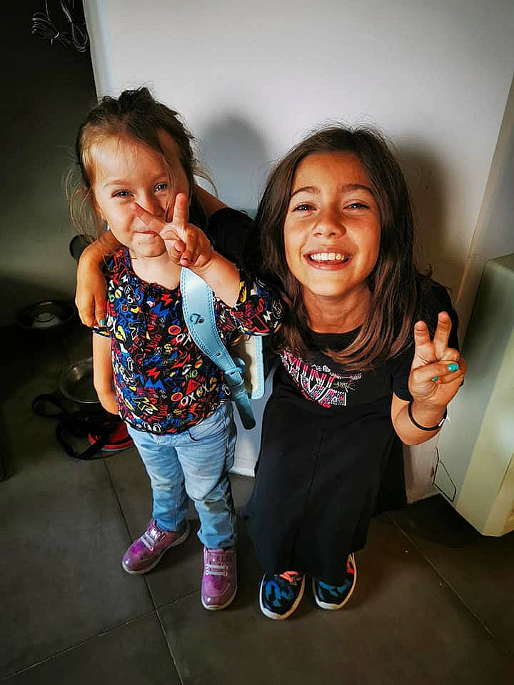 Gladys participe au concours pour gagner de l'argent avec cette photo : arm, cool, eye, finger, flash_photography, gesture, hand, happy, head, human_body, joint, joy, leisure, organ, person, shoe, shoulder, skin, sleeve, smile