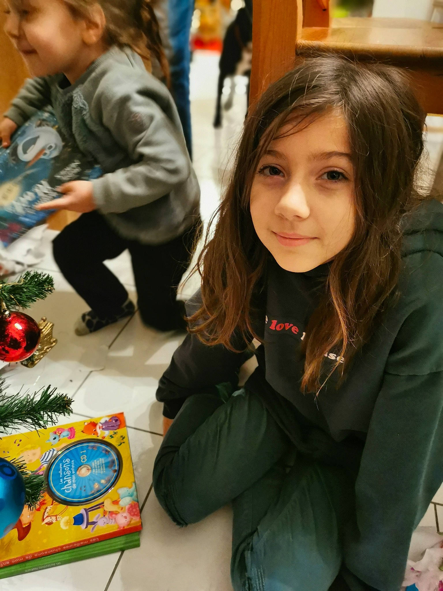 Gladys participe au concours pour gagner de l'argent avec cette photo : adaptation, chair, child, event, fun, happy, holiday, jacket, joy, layered_hair, leisure, person, photograph, play, recreation, room, sharing, sitting, smile, snapshot
