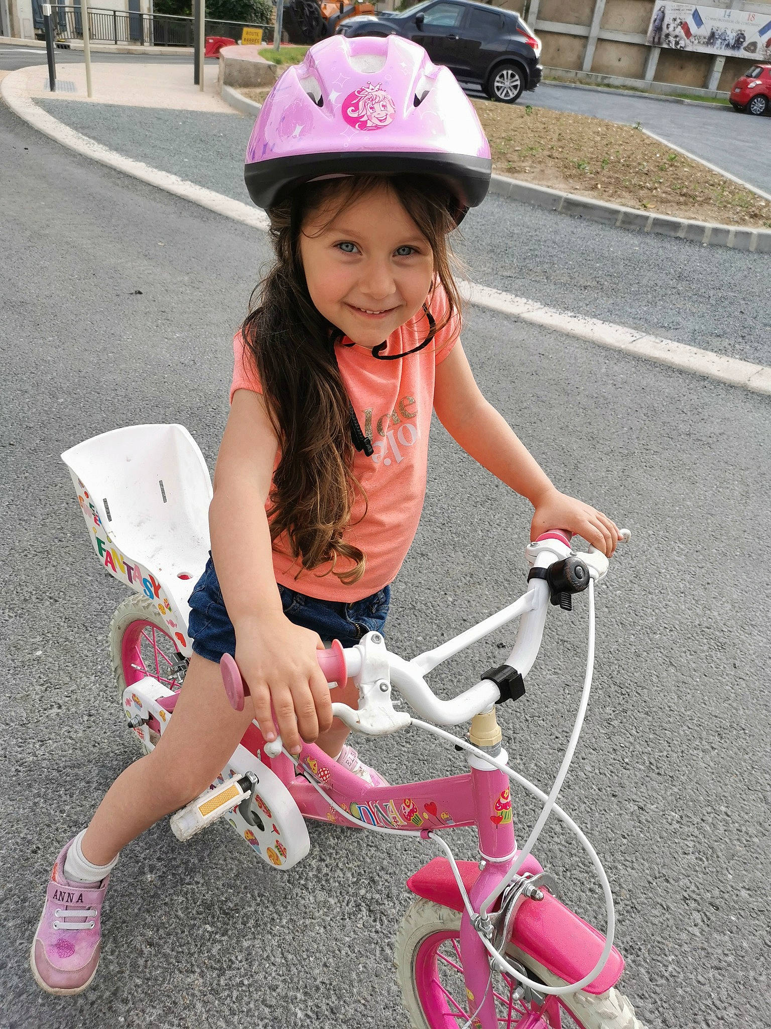 Dakota participe au concours pour gagner de l'argent avec cette photo : asphalt, bicycle, bicycle_accessory, bicycle_clothing, bicycle_frame, bicycle_handlebar, bicycle_helmet, bicycle_saddle, bicycle_tire, bicycle_wheel, bicycles_equipment_and_supplies, headgear, headwear, helmet, joy, land_vehicle, motor_vehicle, person, pink, smile