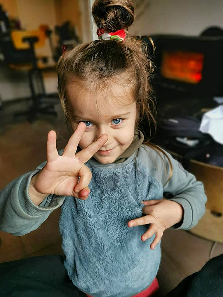Dakota a rejoint le concours — aidez-le/la à gagner de superbes lots ! arm, baby_toddler_clothing, chair, cheek, child, eye, finger, flash_photography, fun, gesture, hairstyle, hand, happy, head, human, person, skin, sleeve, smile, thumb