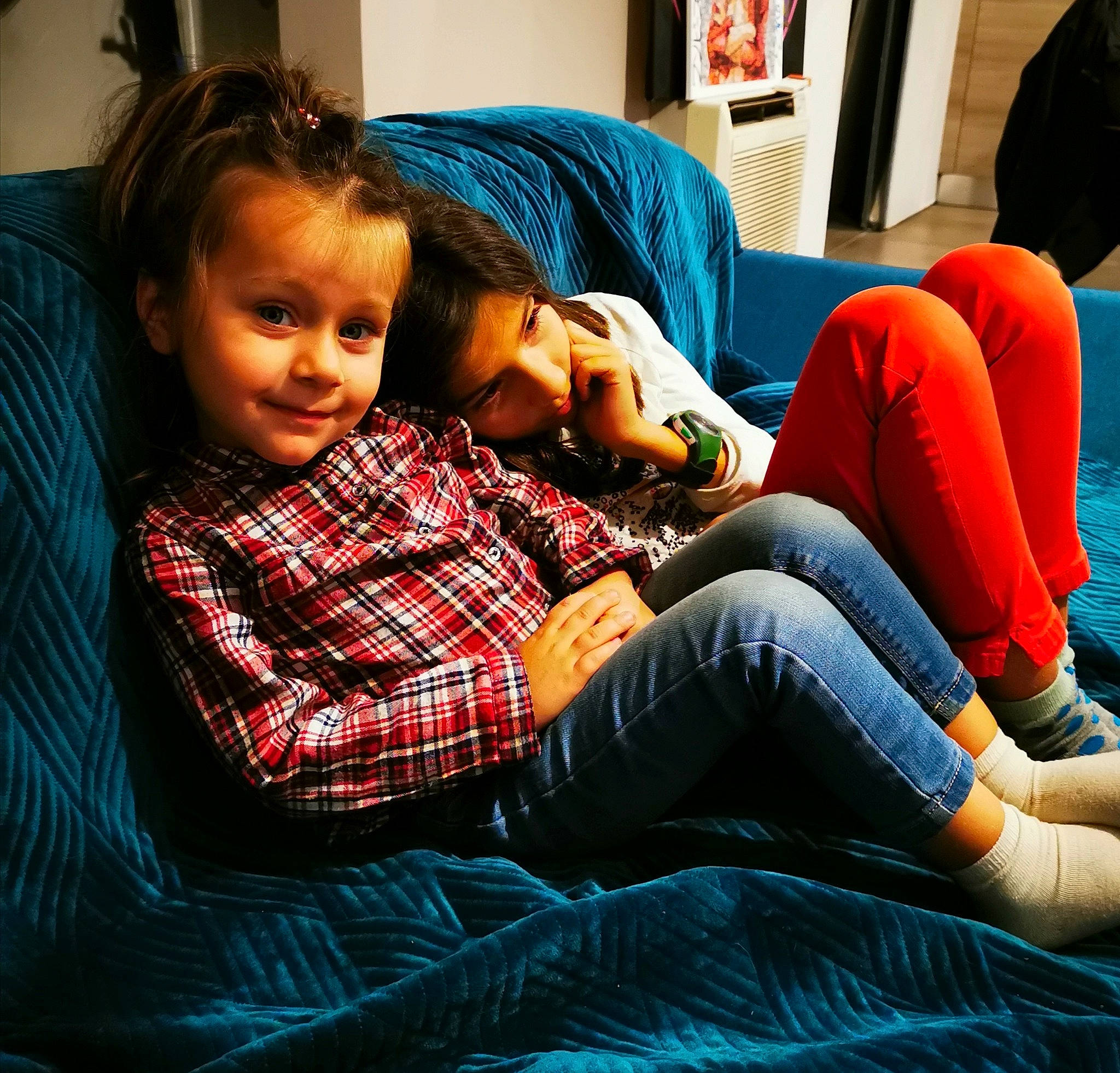 Dakota participe au concours pour gagner de l'argent avec cette photo : blond, blue, child, comfort, cool, couch, denim, electric_blue, fun, happy, human_leg, joy, knee, lap, leisure, person, plaid, sitting, tartan, textile