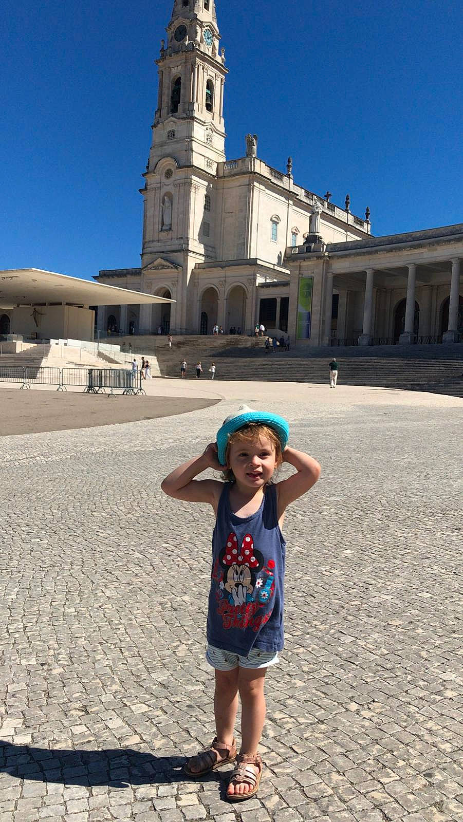 Capucine participe au concours pour gagner de l'argent avec cette photo : azure, building, city, daytime, electric_blue, fun, human_settlement, landmark, leisure, person, public_space, road_surface, sky, standing, summer, t_shirt, toddler, tourism, tower, travel