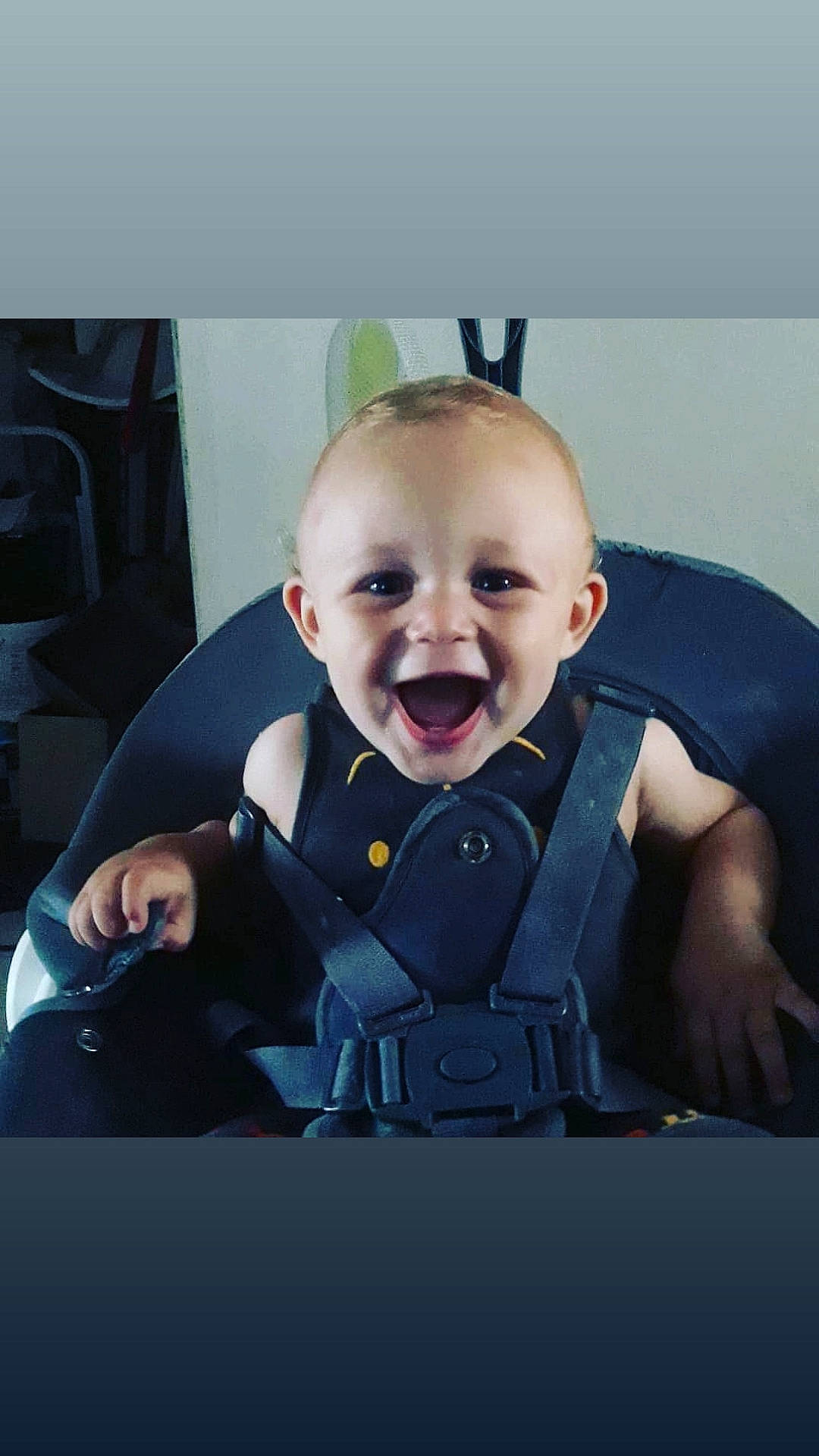 Matteo participe au concours pour gagner de l'argent avec cette photo : arm, baby, car_seat, cheek, child, ear, face, facial_expression, forehead, head, person, photography, sitting, skin, smile, toddler