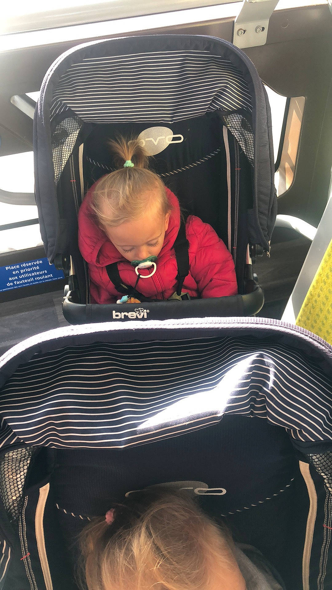 Ambre a rejoint le concours — aidez-le/la à gagner de superbes lots ! audio_equipment, auto_part, automotive_design, automotive_exterior, automotive_tire, automotive_wheel_system, bag, baggage, bumper, chair, comfort, electric_blue, electronic_device, gadget, lap, luggage_and_bags, motor_vehicle, person, sitting, technology