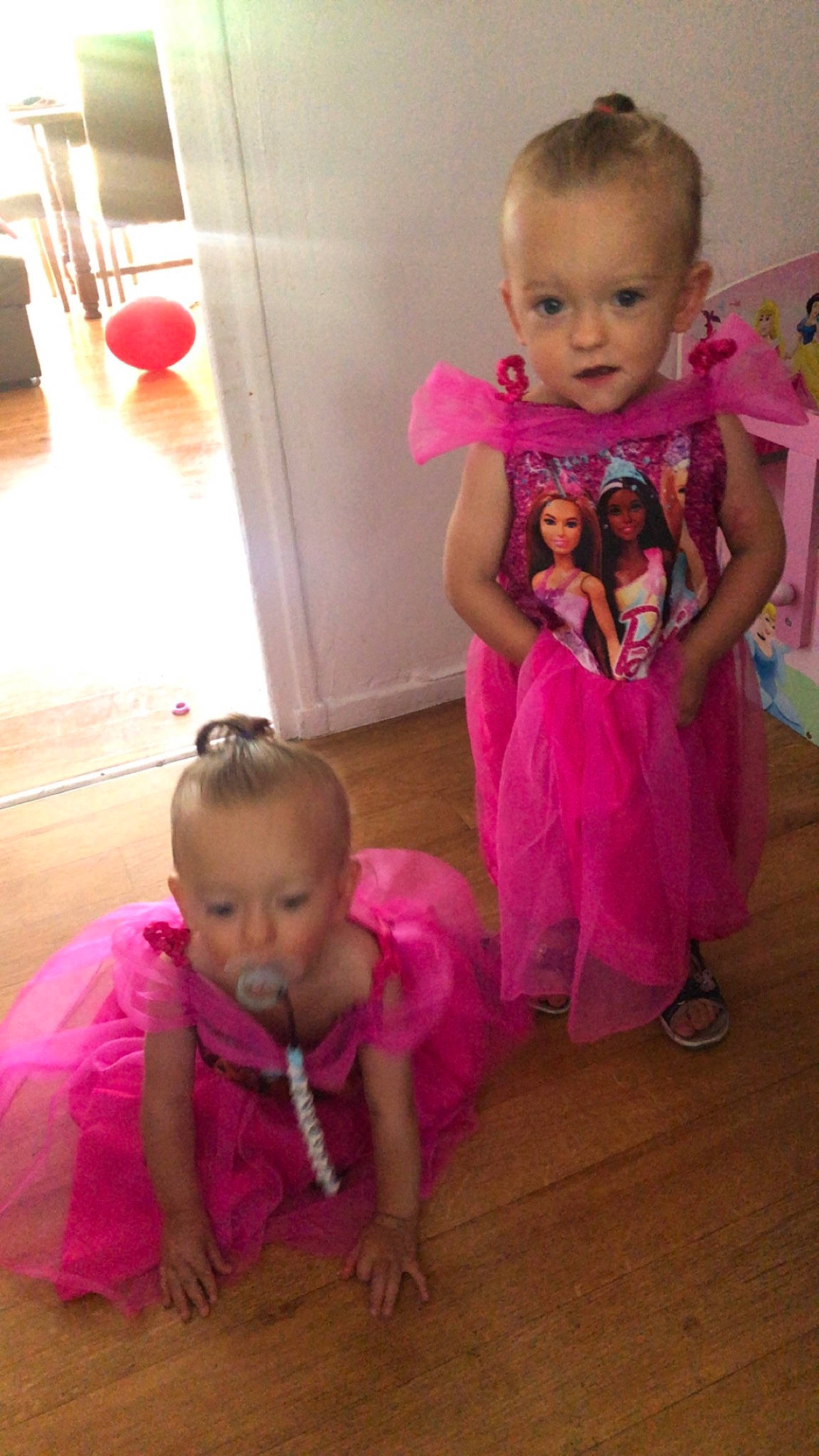 Ambre a rejoint le concours — aidez-le/la à gagner de superbes lots ! arm, baby_toddler_clothing, cheek, child, face, floor, flooring, hairstyle, happy, head, human, joint, joy, mouth, nose, person, pink, red, skin, sleeve