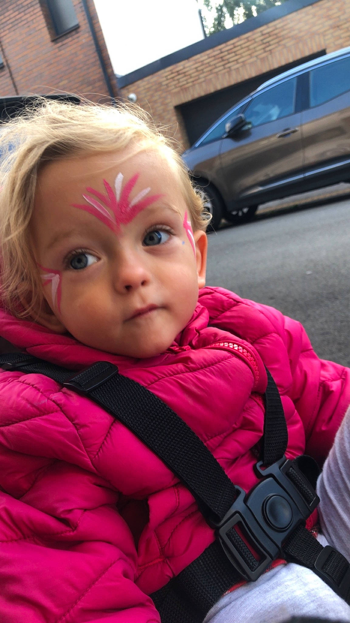 Ambre a rejoint le concours — aidez-le/la à gagner de superbes lots ! automotive_exterior, baby, car, cheek, child, eyebrow, eyelash, family_car, fun, luxury_vehicle, magenta, motor_vehicle, nose, person, pink, skin, sky, toddler, vehicle_door, wheel