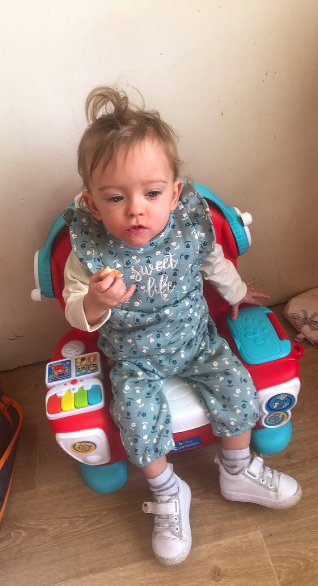 Victoire a rejoint le concours — aidez-le/la à gagner de superbes lots ! baby, baby_products, baby_toddler_clothing, child, flooring, fun, happy, holiday, human_leg, knee, lap, leg, person, room, shoe, sitting, skin, sneakers, sock, thigh