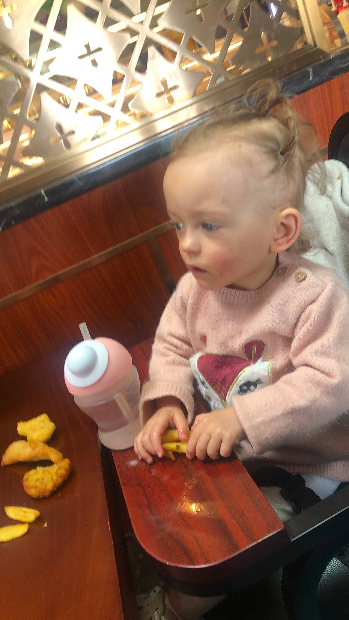 Victoire participe au concours pour gagner de l'argent avec cette photo : baby, baby_products, baby_toddler_clothing, bread, chair, cheek, child, comfort_food, finger_food, food, fried_food, fun, person, room, sitting, table, tableware, toddler, varnish, wood