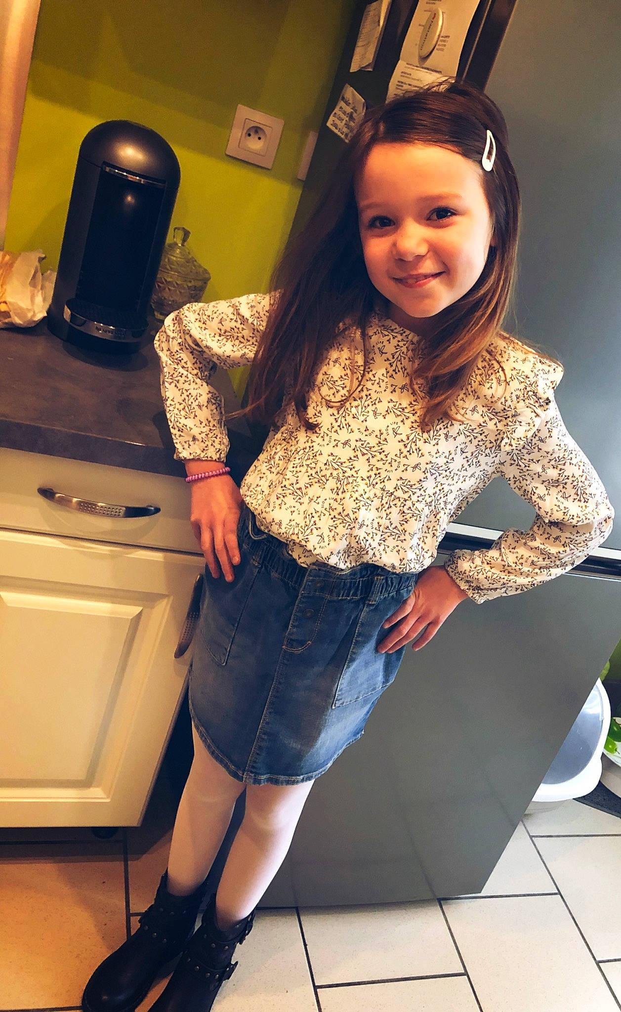 ZoÉ participe au concours pour gagner de l'argent avec cette photo : beauty, black_hair, countertop, eyewear, fashion_design, flash_photography, flooring, happy, joy, kitchen_appliance, knee, long_hair, neck, person, shoulder, sleeve, smile, sportswear, t_shirt, thigh