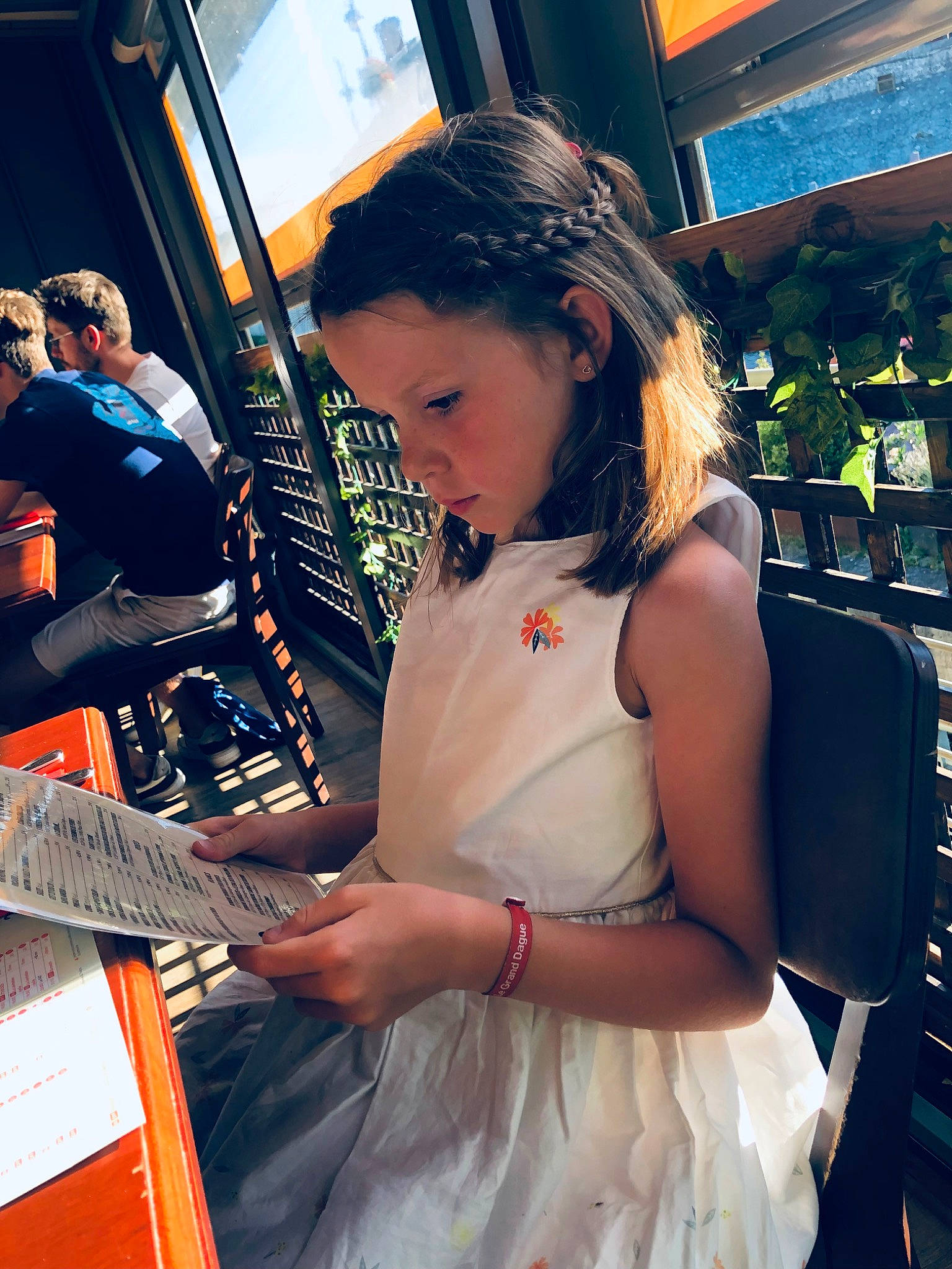 ZoÉ participe au concours pour gagner de l'argent avec cette photo : bangs, costume, entertainment, event, fashion_design, fun, hairstyle, human_leg, jewellery, leisure, music, music_artist, musical_instrument, musical_instrument_accessory, musician, necklace, performing_arts, person, plucked_string_instruments, string_instrument