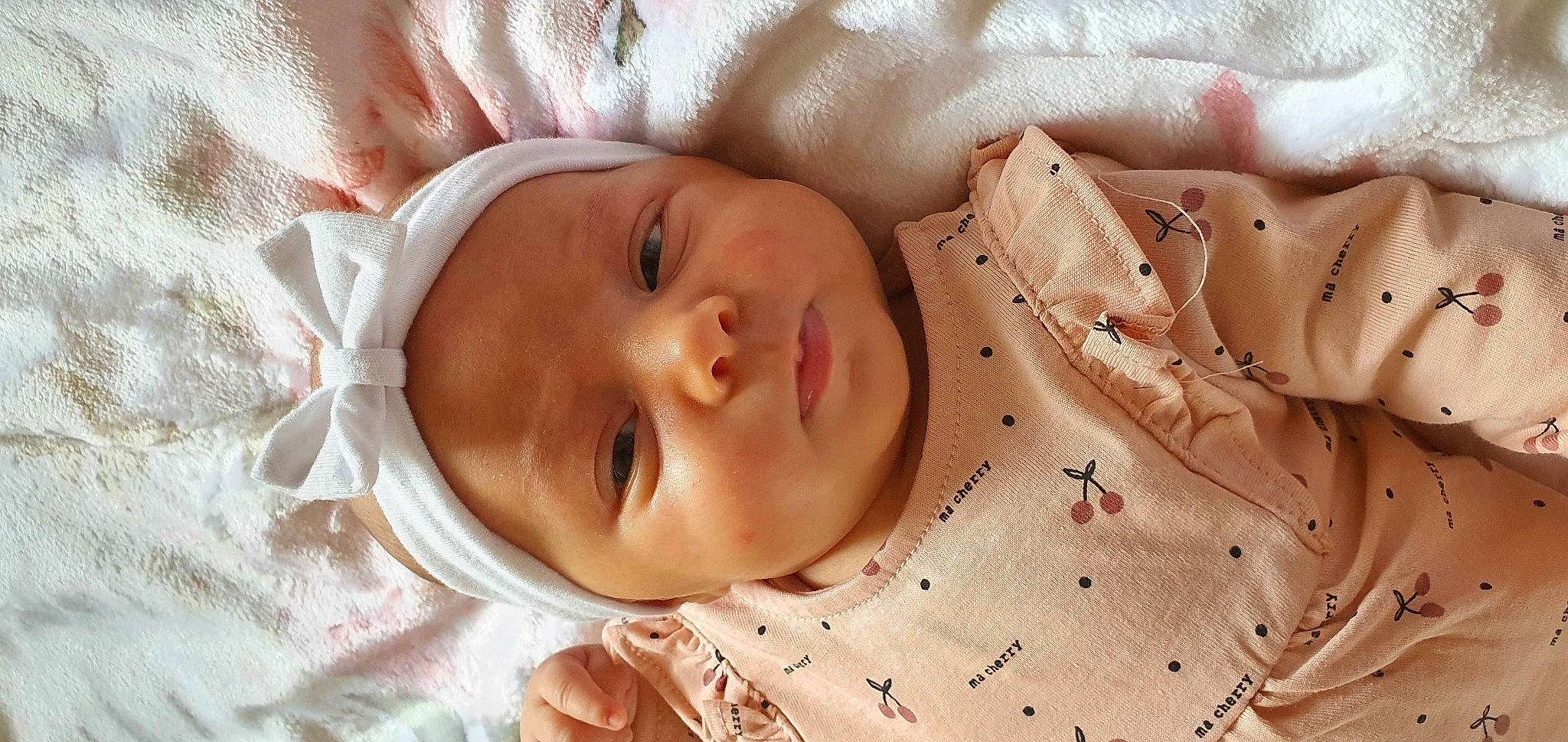 Lou a rejoint le concours — aidez-le/la à gagner de superbes lots ! baby, baby_toddler_clothing, cheek, chin, comfort, eye, eyebrow, face, facial_expression, hand, head, headwear, iris, lip, mammal, mouth, nose, person, skin, sleeve