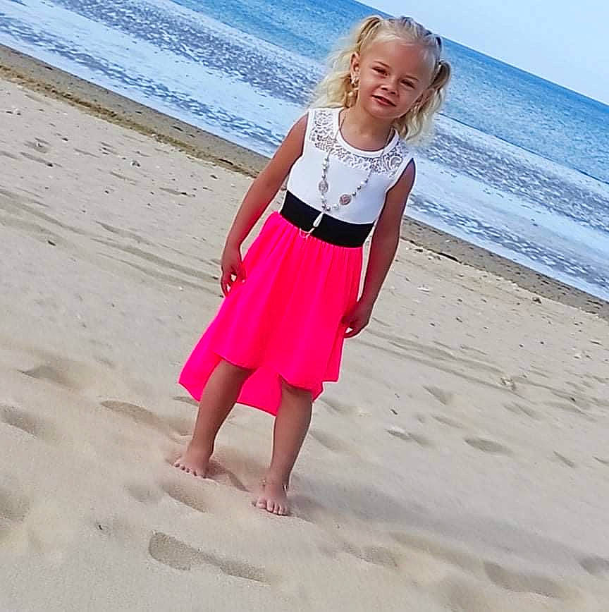 Kim participe au concours pour gagner de l'argent avec cette photo : barefoot, beach, blond, body_of_water, fun, happy, human_leg, joy, leisure, people_in_nature, people_on_beach, person, sand, shore, sky, sleeve, summer, t_shirt, thigh, waist