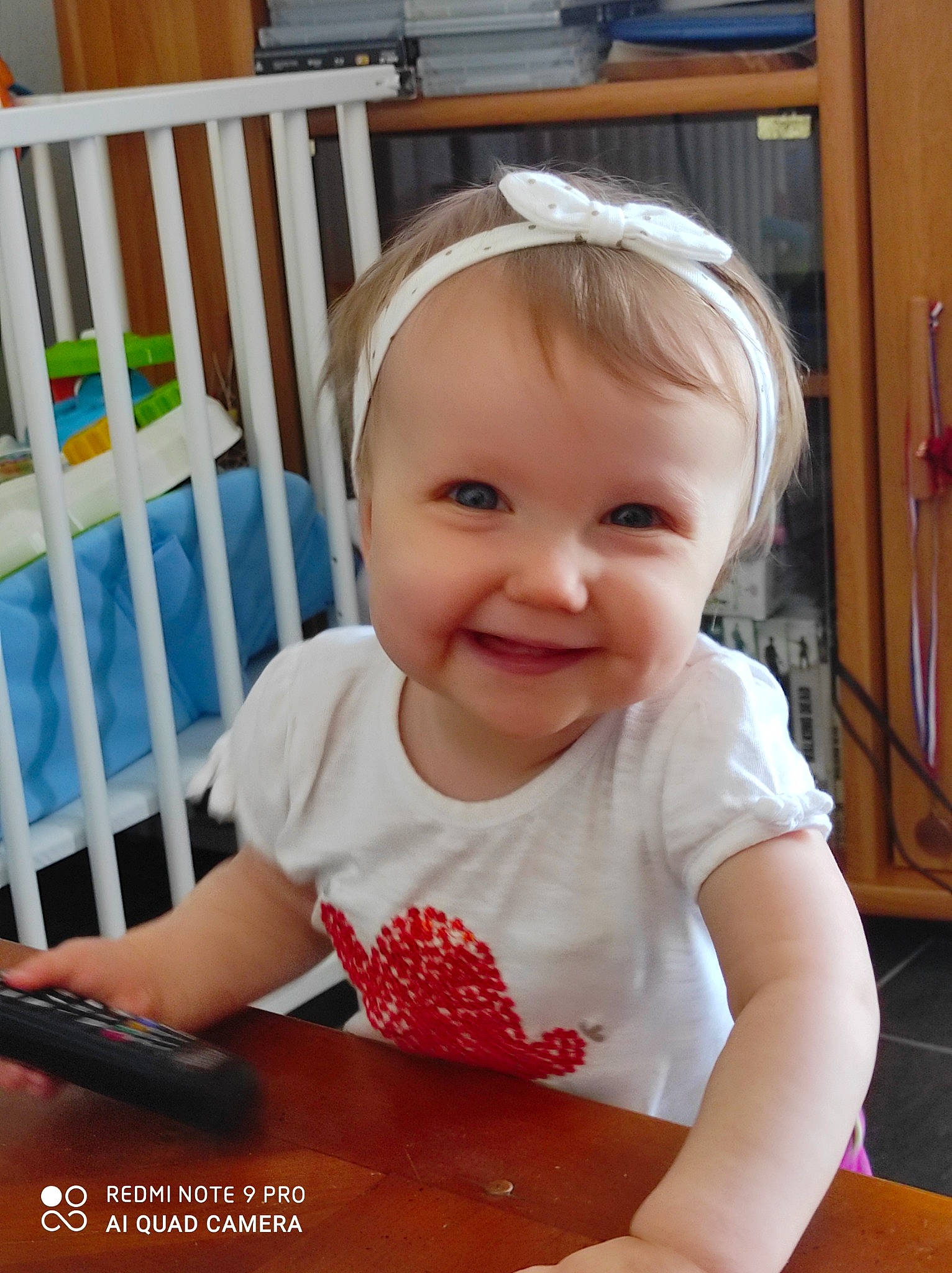 Maelys a rejoint le concours — aidez-le/la à gagner de superbes lots ! baby, baby_toddler_clothing, cheek, child, cradle, door, fun, happy, infant_bed, joy, nursery, person, product, room, sitting, skin, sleeve, smile, t_shirt, table