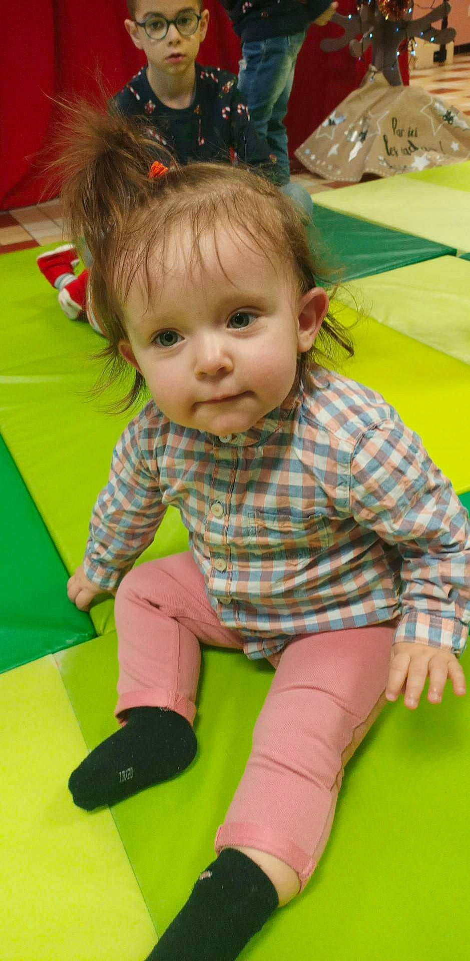 Lola a rejoint le concours — aidez-le/la à gagner de superbes lots ! baby, baby_toddler_clothing, cheek, child, facial_expression, floor, flooring, fun, grass, green, hairstyle, happy, leisure, person, photograph, play, sitting, skin, sleeve, smile