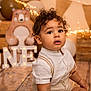 Kyle a rejoint le concours — aidez-le/la à gagner de superbes lots ! bear, birthday, celebration, child, curious, curly_hair, cute, decorations, fairy_lights, first_birthday, indoors, letters, plush_toy, portrait, sitting, suspenders, toddler, warm_lighting, white_shirt, wooden_floor