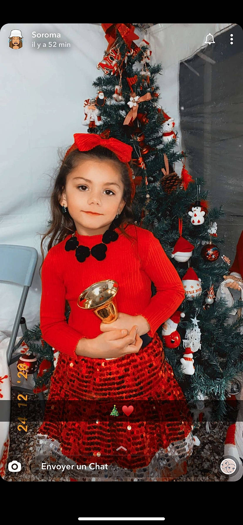 Saona participe au concours pour gagner de l'argent avec cette photo : beauty, black, christmas, christmas_decoration, christmas_ornament, christmas_tree, dress, event, fashion, happy, holiday, holiday_ornament, ornament, outerwear, person, plant, red, sleeve, standing, toddler