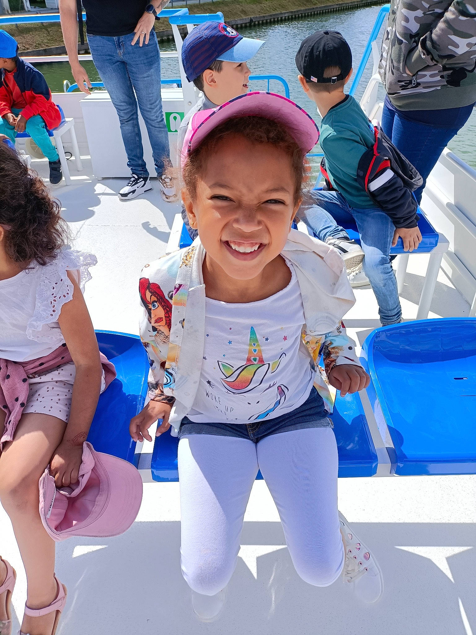 Djessou a rejoint le concours — aidez-le/la à gagner de superbes lots ! baseball_cap, blue, boats_and_boating_equipment_and_supplies, child, electric_blue, event, fun, happy, hat, headwear, joy, leisure, person, pink, recreation, shoe, shorts, smile, sneakers, t_shirt